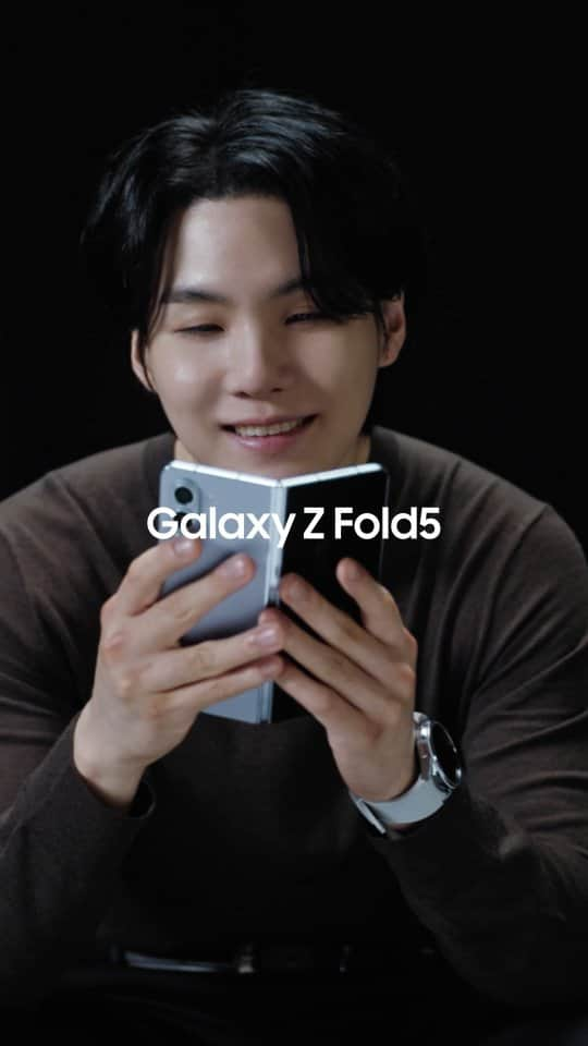 Galaxy Mobile Japanのインスタグラム：「#GalaxyZFold5 なら、 @bts.bighitofficial の #SUGA さんのように大画面でビデオ通話も、動画を楽しみながらメッセージアプリを操作可能なマルチタスクも思いのまま🪄  #GalaxyxSUGA #JoinTheFlipSide」