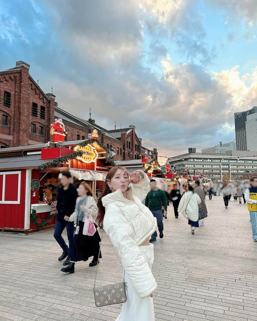 堀尾実咲さんのインスタグラム写真 - (堀尾実咲Instagram)「YOKOHAMA🎄  #christmas #christmasdecor #christmastree #christmasmarket #christmasfood #darich #atmospink #atmos #yokohama #横浜 #みなとみらい #赤レンガ倉庫 #赤レンガ倉庫クリスマスマーケット #横浜クリスマスマーケット #クリスマス #クリスマスマーケット #クリスマスツリー #クリスマスコーデ #オールホワイトコーデ #ホワイトコーデ #アトモスピンク #アトモス #ダーリッチ」12月5日 19時34分 - misaki.horio