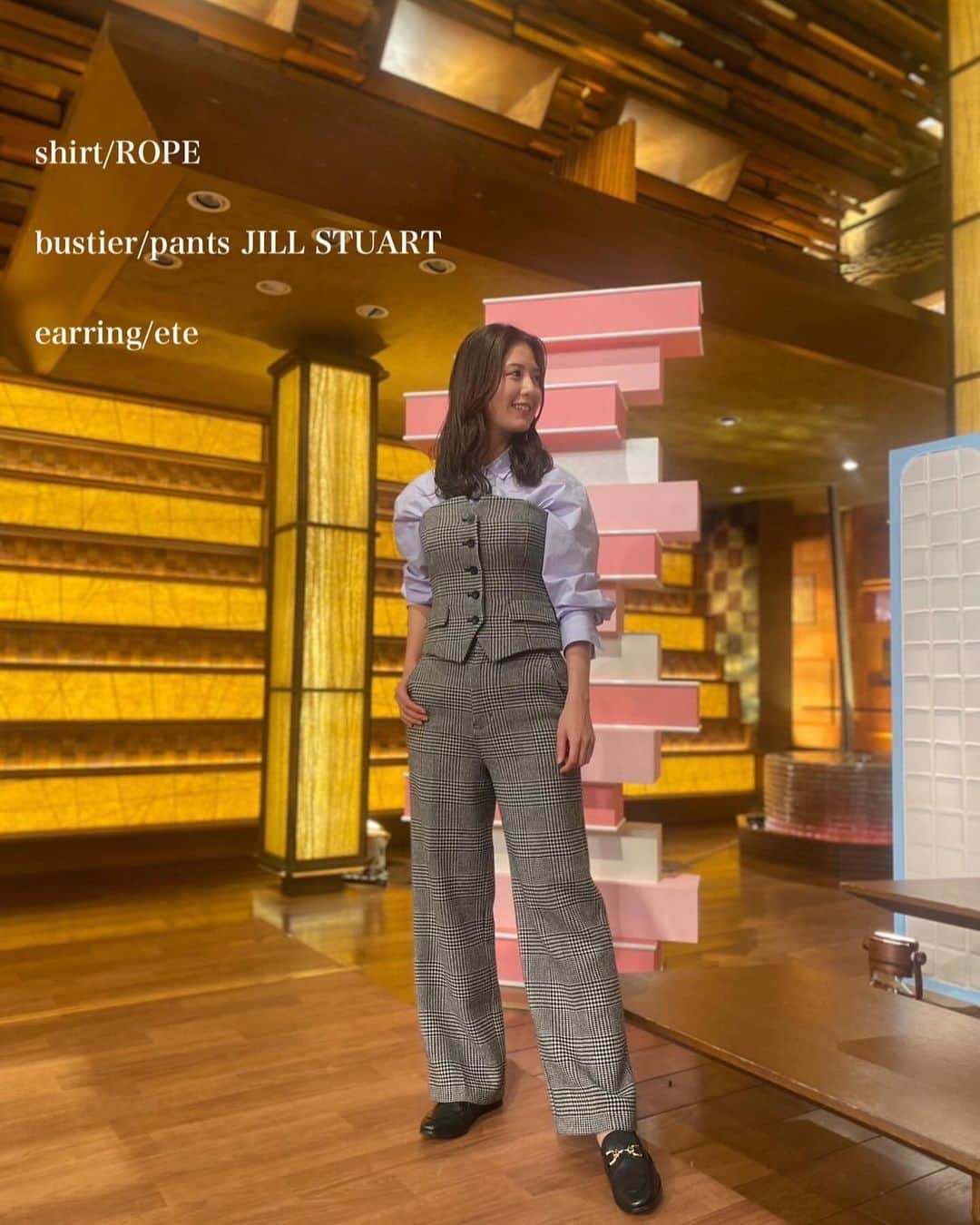 桝田沙也香のインスタグラム：「* サタデーステーション衣装👗 シャツ⇨ROPE ビスチェ、パンツ⇨JILL STUART イヤリング⇨ete  今時ビスチェでお洒落なレイヤードスタイル♡ グレンチェック柄のセットアップでした✨ 体にフィットするので着心地が良いです☺︎ （同素材のセットアップは 他に、ジャケットもあるようです！🤍）  ほんのり紫がかったシャツの色もお洒落でした💜  ___ 『PICK UP 桝リート』 初回は、#フィギュアスケート #宇野昌磨　選手でした。 一年前にもインタビューさせていただきましたが、 その時に男子シングルの最年長としての自覚を伺った際、「結果で引っ張っていきたい」とお話しされていました。 実際に… 去年出場した試合全てで優勝。 世界選手権も連覇達成。 有言実行の宇野選手にまたお会いでき、 「自己満足」という今シーズンのテーマも教えていただきました✨  いよいよ始まる#グランプリファイナル　 での活躍も楽しみです😆⛸️  #衣装#コーディネート#ootd#coordinate#セットアップ#クラシカル#モード#ビスチェ#レイヤード#アナウンサー#テレビ朝日アナウンサー#桝田沙也香」