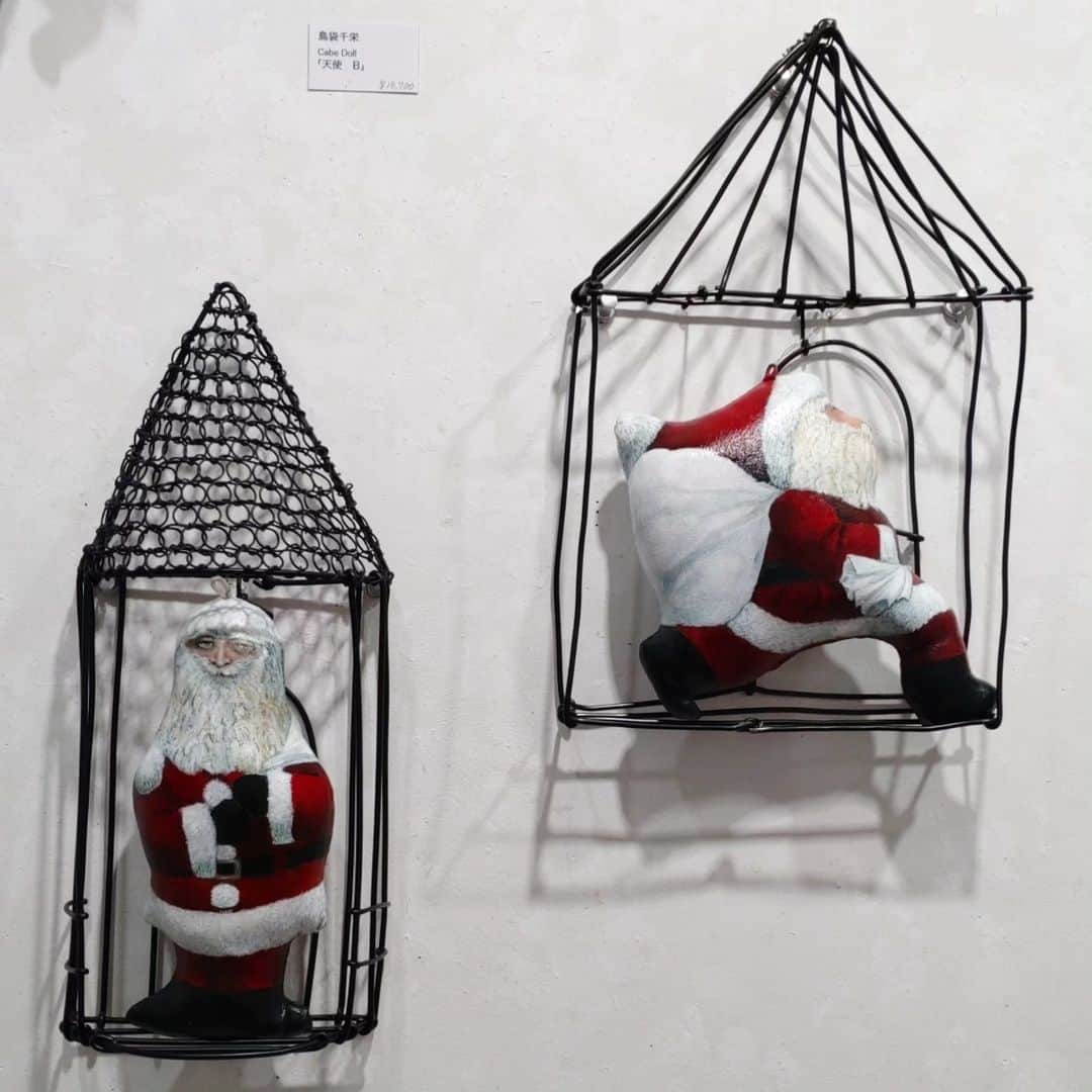 Art Mall（アートモール）さんのインスタグラム写真 - (Art Mall（アートモール）Instagram)「【本日開幕♪】  この画像は島袋千栄さん。 作品はカベドール＝Painting Doll 世界で１つの立体絵画！  工房照在☆島袋千栄 ２人展 The Precious Gift 2023年12月5日（火）～12月10日（日） 12:00～20:00（最終日17:00終了） 会場：アートモール  This week's exhibition koubou TeA / Chie Shimabukuro Exhibition - The Precious Gift - December 5 tue - December 10 sun, 2023 tue - sat 12pm-8pm  (sun 12pm-5pm) artist :  koubou TeA Chie Shimabukuro  #工房照在 #てあ #藤井真希子 #島袋千栄 #しまぶくろちえ #色鉛筆画 #カベドール #CabeDoll #イラストレーター #オーダー絵画 #犬の絵 #猫の絵 #アート購入 #アートのある暮らし #アート購入 #contemporaryart #日本橋 #三越前 #アートモール #artmall #アートショップ #artshop https://www.artmall.tokyo/」12月5日 10時38分 - artmall_tokyo