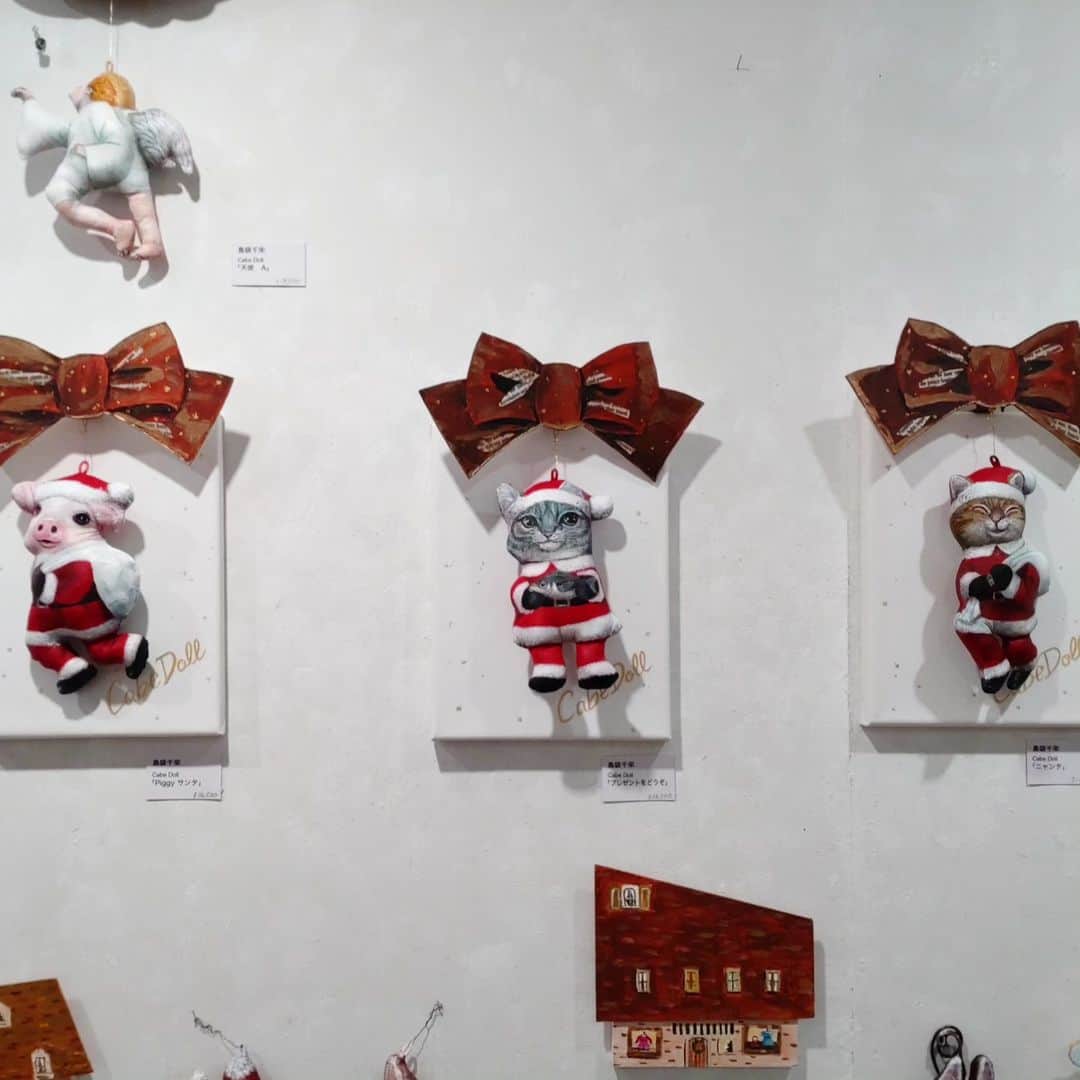Art Mall（アートモール）さんのインスタグラム写真 - (Art Mall（アートモール）Instagram)「【本日開幕♪】  この画像は島袋千栄さん。 作品はカベドール＝Painting Doll 世界で１つの立体絵画！  工房照在☆島袋千栄 ２人展 The Precious Gift 2023年12月5日（火）～12月10日（日） 12:00～20:00（最終日17:00終了） 会場：アートモール  This week's exhibition koubou TeA / Chie Shimabukuro Exhibition - The Precious Gift - December 5 tue - December 10 sun, 2023 tue - sat 12pm-8pm  (sun 12pm-5pm) artist :  koubou TeA Chie Shimabukuro  #工房照在 #てあ #藤井真希子 #島袋千栄 #しまぶくろちえ #色鉛筆画 #カベドール #CabeDoll #イラストレーター #オーダー絵画 #犬の絵 #猫の絵 #アート購入 #アートのある暮らし #アート購入 #contemporaryart #日本橋 #三越前 #アートモール #artmall #アートショップ #artshop https://www.artmall.tokyo/」12月5日 10時38分 - artmall_tokyo