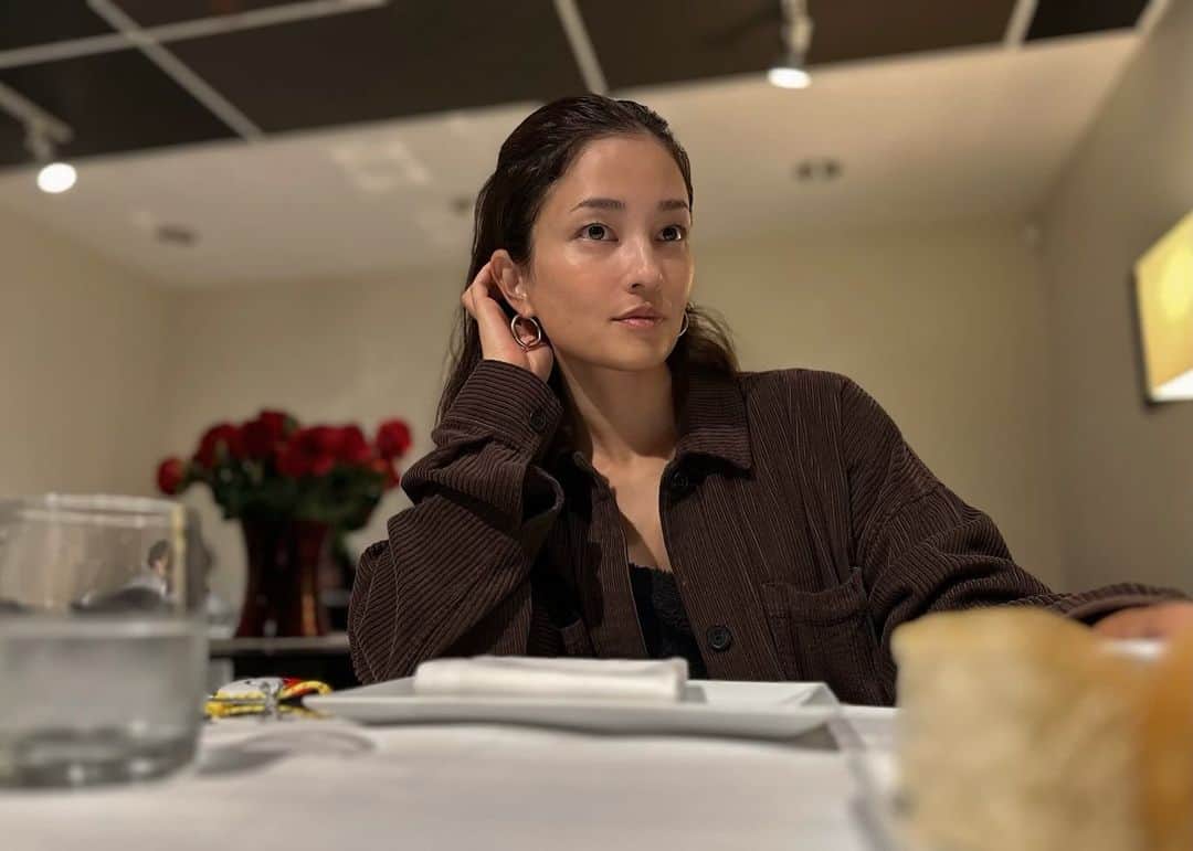 黒木メイサのインスタグラム：「肌や体調が揺らぎやすい季節？ わたしだけ？ これからの季節、身体を芯から温める意識してこっと。  そして朝イチの白湯って やっぱり良い気がする😗」