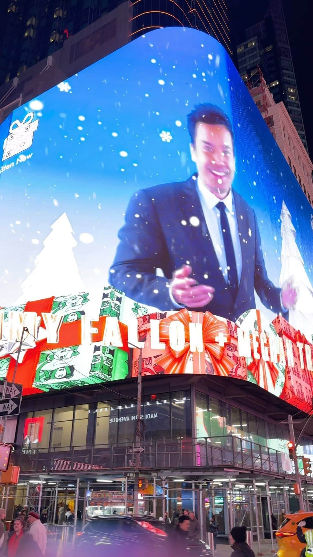 メーガン・トレイナーのインスタグラム：「AHHH THIS SO COOOL😭🫣🎄🎉🎁 #WRAPMEUP #timesquare」