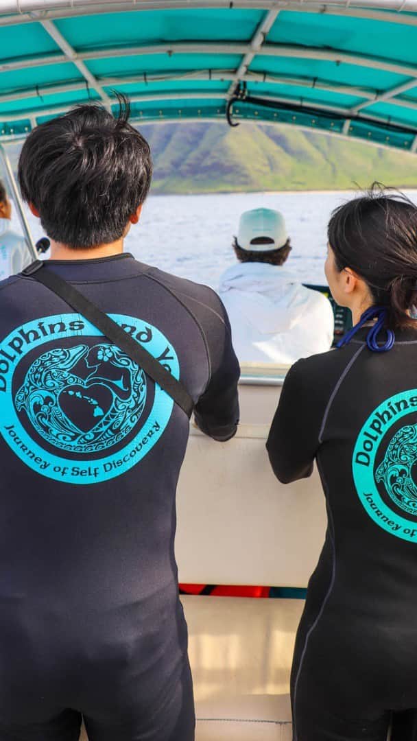 And Youのインスタグラム：「If life by the ocean is your thing, you’re at the right place! So if you haven’t joined us already, this is your sign to come on board 🛥️🐋🐬🐢  #boatour #dolphinsandyou #dolphintour #turtles #oahuhawaii」
