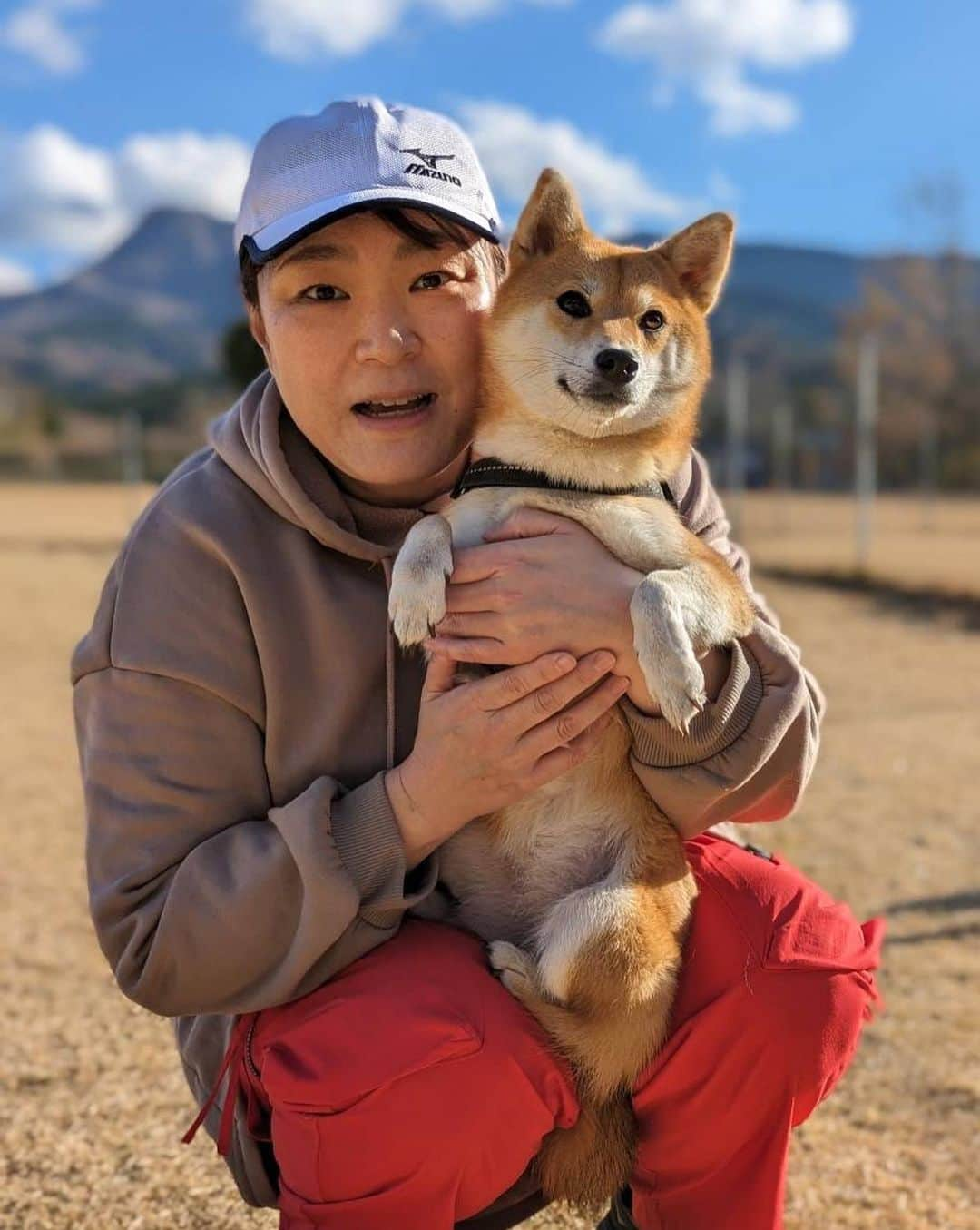 久保田磨希さんのインスタグラム写真 - (久保田磨希Instagram)「娘が学校に行っている間に犬友さんたちとドッグランへ❣️と思っていたら、 昨日は振替休日！😅 娘も誘ったのですが、家でのんびりしたいとのことでなので、母とそいちゃんだけでお出かけしてきました。 そいちゃんと一緒に写る写真もたくさん残していきたいな。 #久保田磨希 #ドッグラン #犬友」12月5日 10時44分 - maki_kubota1973