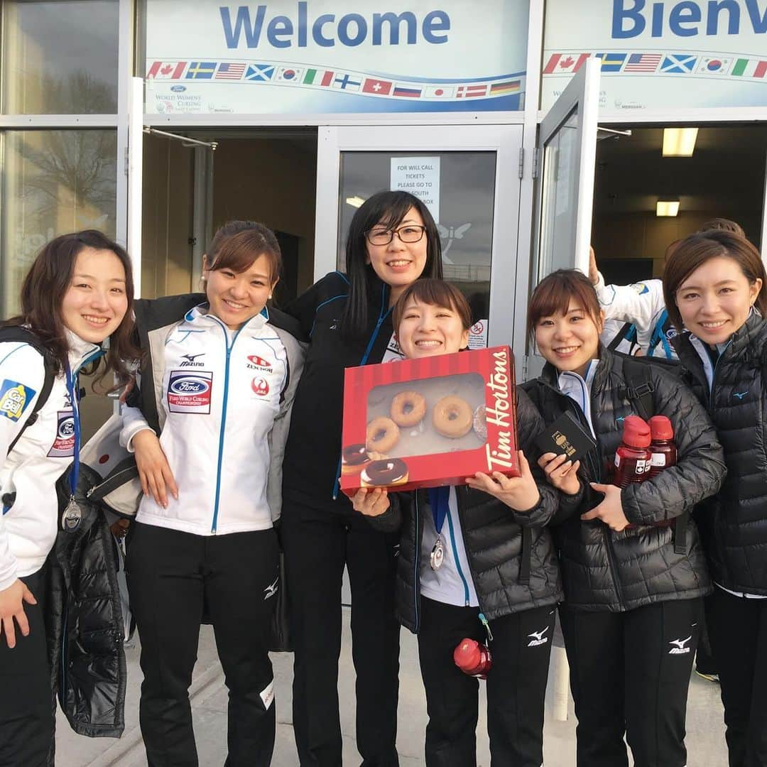 吉田知那美さんのインスタグラム写真 - (吉田知那美Instagram)「We returned to Swift Current after our first World Curling Championships as Team Fujisawa in 2016! We came back a little bit fu**ing lovely crazy🐟🍳🐰🐶🐱🐸🩷🍭🌷🎀🦄🦋  HAPPY BIRTHDAY YUMI🐟  2016年ぶりに帰ってきました、スイフトカレント！ ちょっとヤバくなって凱旋したこの日は夕湖ちゃんのお誕生日！こんな日くらい、一日中Sanrioピューロランドに行った気持ちで過ごしたっていいじゃない。と、夕湖ちゃんが自ら準備してくれてました。全力かわいいかぶり物は、氷点下7度のスイフトカレントで一日防寒具として使ってました。  #swiftcurrent #sanrio #birthday #ハンギョドン #ぐでたま #ぽちゃっこ #けろけろけろっぴ #マイメロ #キティちゃん」12月5日 10時45分 - chinami1991