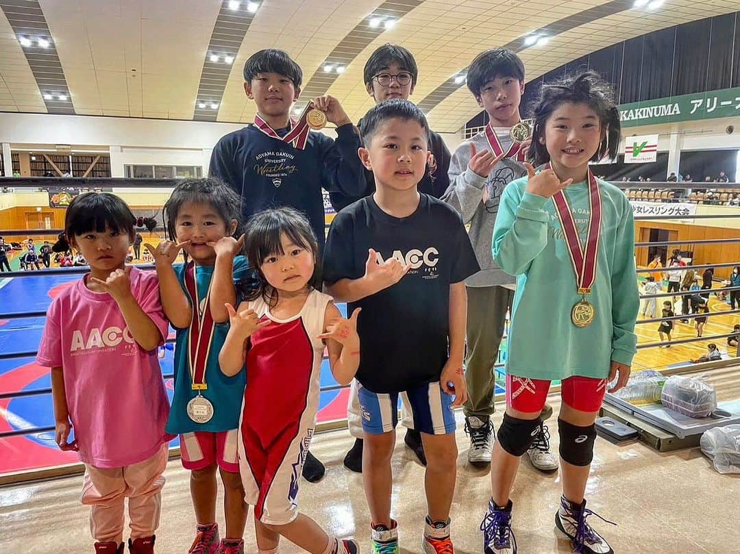 阿部裕幸のインスタグラム：「千代田町近隣レスリング大会 AACCエントリー8名 棄権1名 金3🥇銀1🥈銅1🥉 みんな頑張りました！ また一緒に頑張ろう！  We got 3 gold 1 silver 1 bronze. Good work everyone!  #aacc #aacckids #aacckidswrestling #aaccキッズ #aaccキッズレスリング #kidswrestling #オリンピックレスリングの動きを取り入れた運動体操教室  #ココロとカラダを強くする #習い事ならaacc #レスリングやるならaacc #team #仲間」