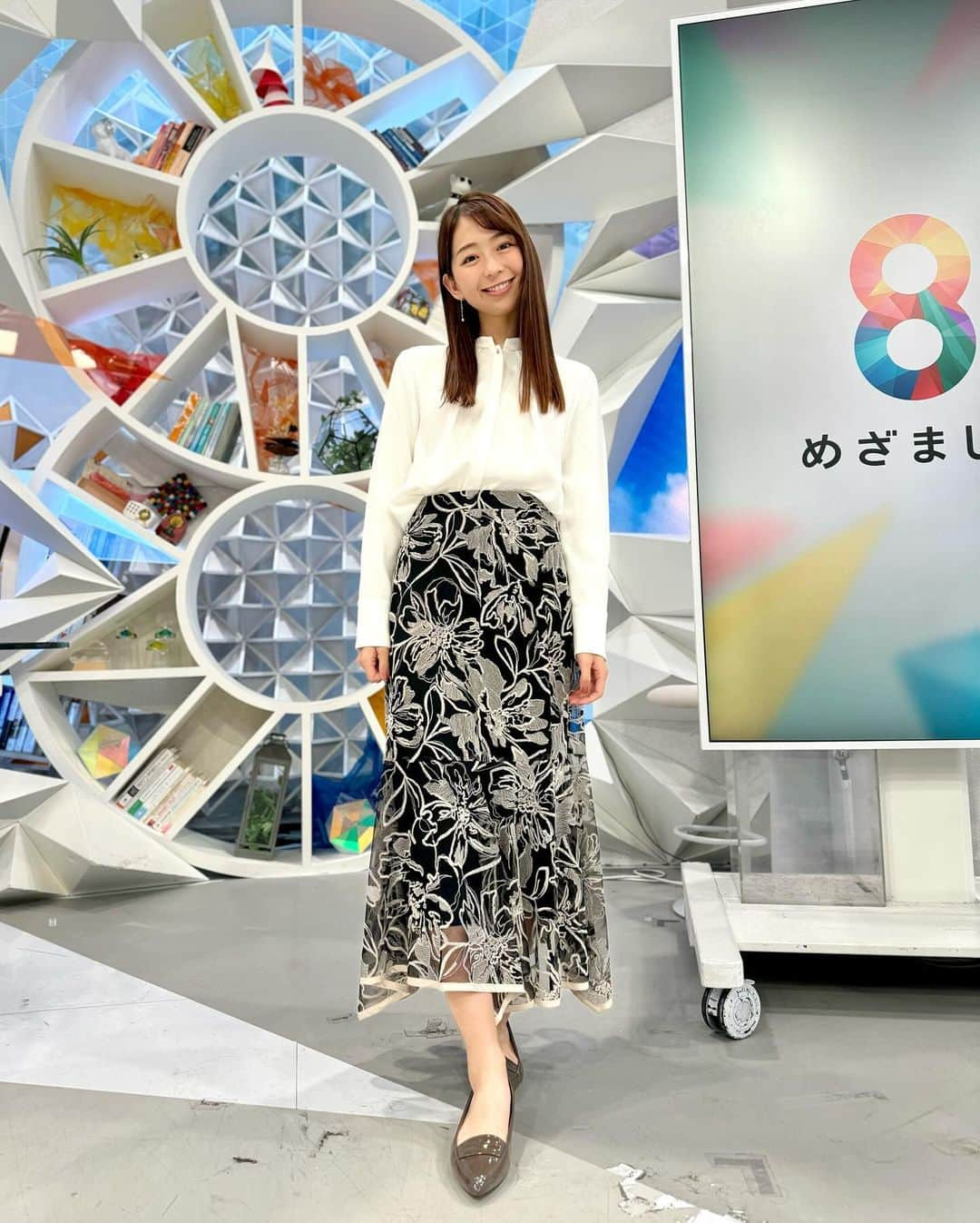 フジテレビ「めざまし8」さんのインスタグラム写真 - (フジテレビ「めざまし8」Instagram)「. 🤍きょうのこむっち🖤 ❁.｡.:*:.｡.✽.｡.:*:.｡.❁.｡.:*:.｡.✽.｡.:*:.｡.❁  乾燥がつらい季節ですね😣 私も鼻と目と肌が… みなさんの乾燥対策教えてください🙏🏻  ✼••┈┈┈┈┈••✼✼••┈┈┈┈┈••✼  🤍ブラウス @naturalbeautybasic_official 🖤スカート @stola.jp 💠アクセサリー @osewaya_official  #めざまし8 #小室瑛莉子 #こむっち #衣装 #fashion #fashionstyle #ootd」12月5日 10時49分 - mezamashi8.tv