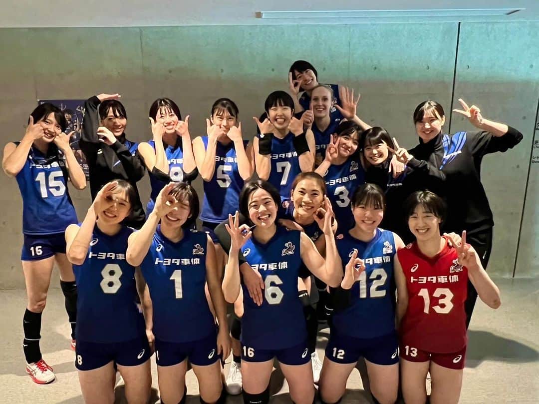 長野有紗のインスタグラム：「. 6勝目！ 年内最後の四日市ホームゲーム、 沢山のご声援ありがとうございました✨ 今回の2試合はチームとしても個人としても修正点や課題が 沢山出た試合で、特に2日目の試合は自分の無力さを 身に染みて感じた試合でした。すごく悔しかった。 まだまだ伸び代はあると思うのでチームが勝つ為に 自分に出来ることをもう一度しっかり考えて 精一杯やっていきます。 今週からは天皇皇后杯が始まります！ チーム一丸となって頑張りますので、 これからもご声援よろしくお願いします🙇🏻‍♀️ #トヨタ車体クインシーズ」