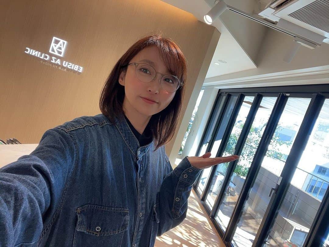吉木りさのインスタグラム：「先日 ＠ebisu_az_clinic にて肌ケアをしてもらいました🥹🫶⠀ ⠀ 昔からお世話になっている蘆田先生 @ashidaeiju からオススメされてお邪魔したのですが…本当に綺麗なクリニックでスタッフの方もすごく優しくて丁寧で…😭✨⠀ ⠀ ピーリングとビタミンC導入治療を同時にできるマヌカピール＋VC エレクトロポレーションの施術をお願いしたのですが、すぐにメイクできるしプルプルだしメイクのノリがすごくよくなりました🥰🍯⠀ ⠀ 今ならこの施術や、他の施術も割引きされてるみたいです😊🫶⠀  たまには自分にご褒美あげないとなぁと、全身ボロボロだった私を鏡で見た瞬間思いました😂⠀ ⠀ ご褒美dayにまた来ようっと❤️  #恵比寿アズクリニック」
