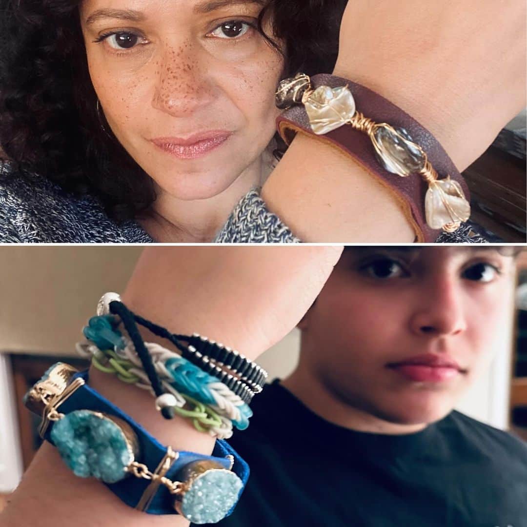 ジュディ・レイエスのインスタグラム：「How much do I love the bracelets we just bought from my girl Maria Kaim via my beloved friend and colleague @lunalaurenvelez  Check out her 100 percent hand made leather designs at @giadanedesigns ✊🏽♥️👑」