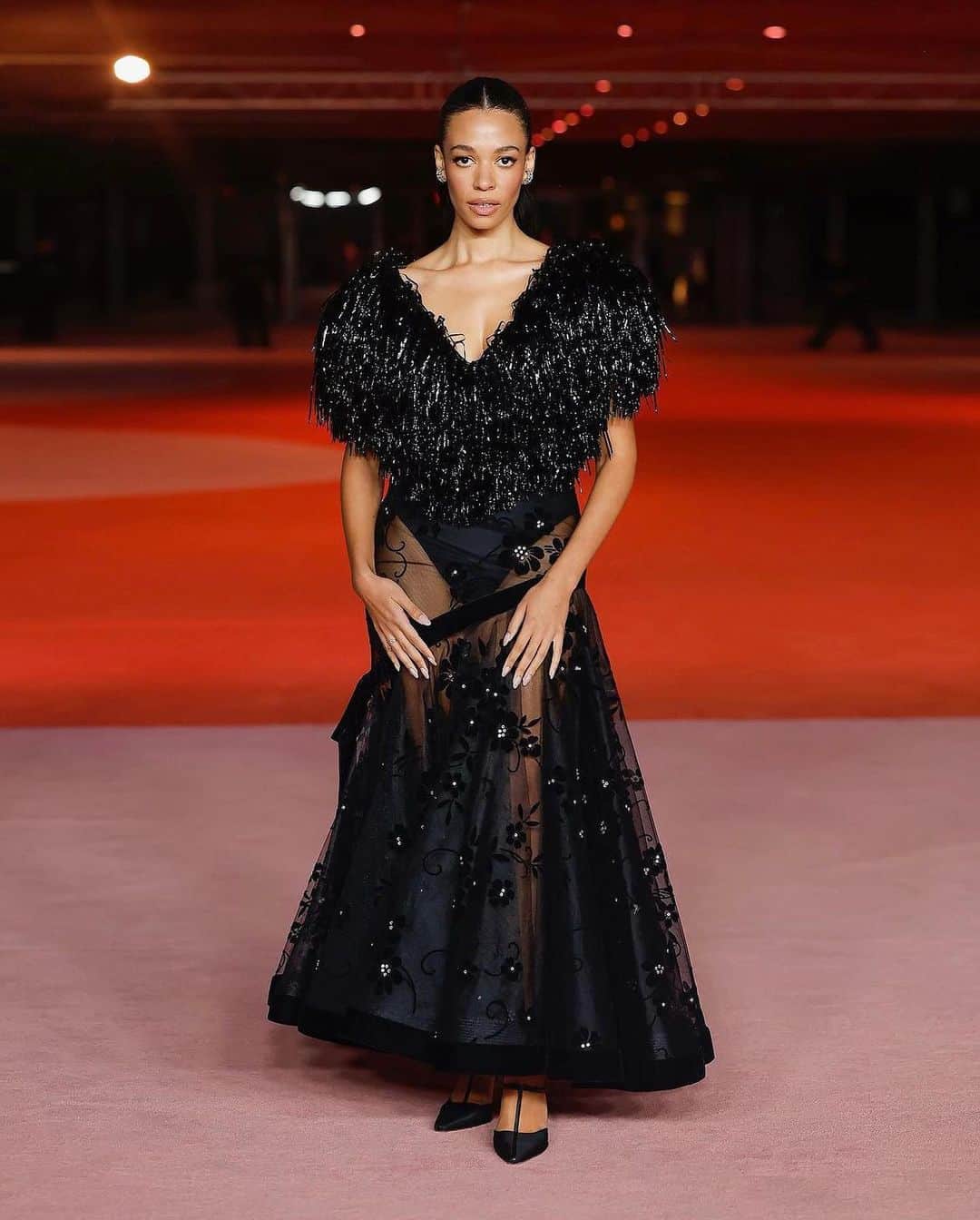 ロダルテのインスタグラム：「@aurorajames wears Rodarte’s FW23 Black Fringe and Flocked Velvet Gown for the @academymuseum Gala.  #rodarte #aurorajames」