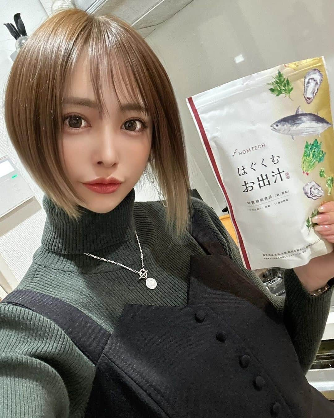 サキ吉さんのインスタグラム写真 - (サキ吉Instagram)「日常の食事を、「妊活習慣」へ✨️ ． 私が妊活していた時、特に気をつけていたのが食生活。 毎日それぞれの食事の栄養素考えたり、高価なサプリを購入したり結構苦労したなぁ…💦 ． このオムテックの“はぐくむお出汁”は 女性の妊活にも男性の妊活にも必要とされる栄養素を含んだ、どんなお料理にも使える新発想の妊活おだしなの👏 夫婦二人の妊活ケアが出来るのはとっても助かるよね😭✨️ ． ✅魚介と11種野菜のブレンド出汁（粉末タイプ）だから和食・洋食・中華など様々な料理に使用可能！  ✅葉酸・鉄分・亜鉛・ビタミン等11種類の栄養素を配合した「にごり黄金お出汁」  ✅血行不良やストレスをケアする生姜エキス・GABA配合  ✅日本料理銀座名店「小熊」＆ 生殖医療専門医 監修 ． 栄養機能食品(鉄･亜鉛)でこんなに美味しいなんて感動🥹💕 温活にも最適な生姜も入ってるから身体もポカポカ☺️ 私の経験からしても、妊活は女性だけじゃなくて男性側のケアが絶対的に必要！！！✨️ これだったらプレッシャーも無く自然に生活に取り込めるよね！とっても良いと思った😌💓 ． ． 今回特別にAmazonで使える30%OFFクーポンも用意してもらいました！ クーポンコード：SAKIhom30 気になる方は公式アカウントをチェックしてみてね✍️✨️ @homtech_precon_lab ． ． ． #PR #オムテック #アンファー #妊活おだし #妊活お出汁 #妊活 #homtech #妊活ごはん #はぐくむお出汁 #葉酸 #葉酸サプリ #温活 #プレ妊活 #ふたり妊活 #プレコンセプションケア #プレコン #メンテック」12月5日 11時08分 - sakikichi1201