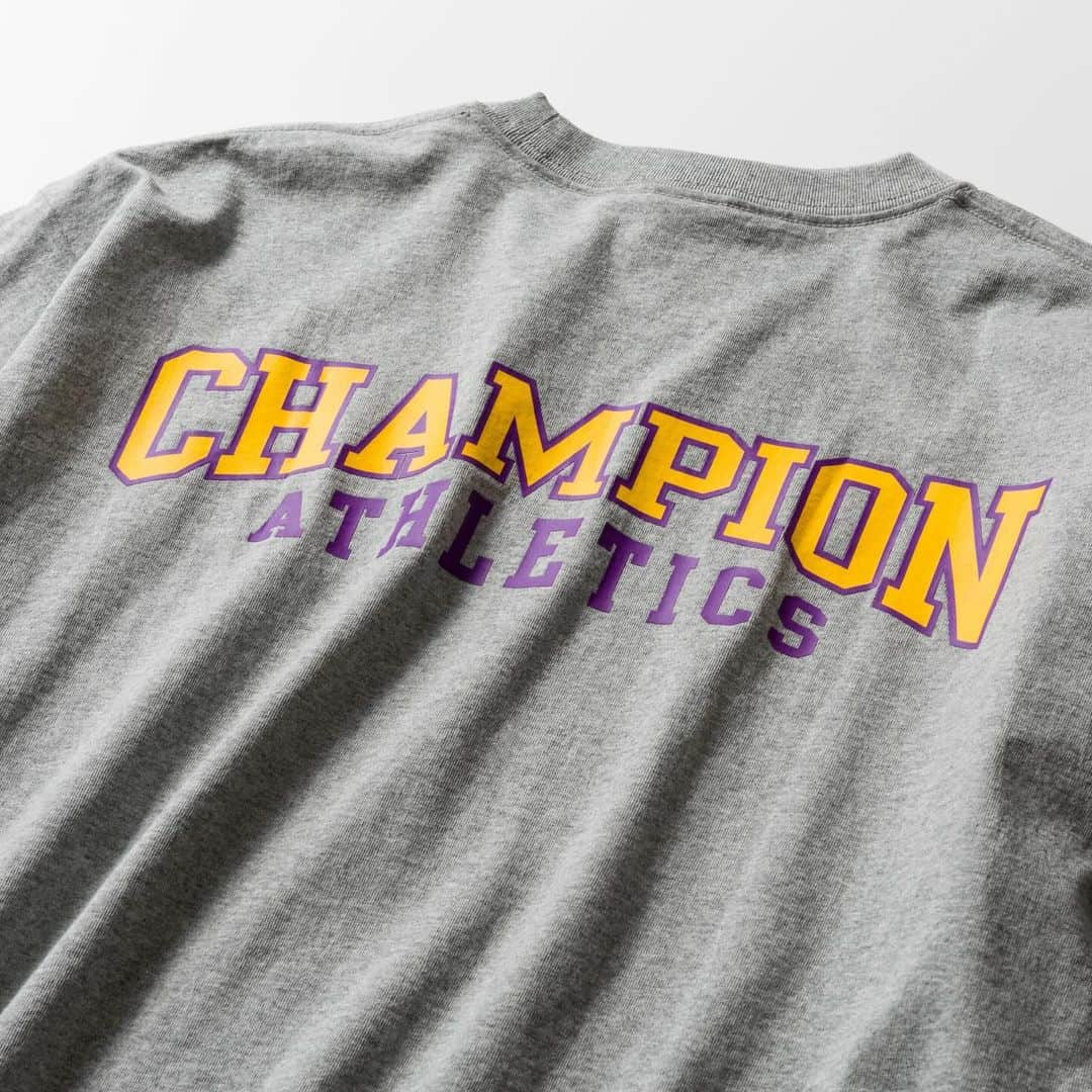 Champion Japanさんのインスタグラム写真 - (Champion JapanInstagram)「【LONG SLEEVE T-SHIRT】  スポーティーな大人カジュアルにぴったり！  アメリカンスポーツのチームカラーをモチーフにした刺繍とプリントのカラーが入っているロングスリーブTシャツが秋冬も大活躍の予感！  左胸のワンポイントに入っている「CHAMPION」の刺繍。そして背中にも同じくアーチ状にデザインした「CHAMPION」と、「ATHLETICS」を組み合わせたグラフィックをインパクト抜群のラバープリントでデザインしました。  シルエットも、ゆったりとした身幅・袖幅に対し、着丈をやや短めに設定。チャンピオン独自のサイジングで着た時のベストバランスを追求しました。  ウォッシュ加工を施し、ユースド感のある着慣れた風合いでカジュアルな装いを楽しめます。  ■Item：Long Sleeve T-Shirt ■Number：C3-Y409 ■Color：オックスフォードグレー, ブラック,ホワイト, オレンジ ■Size：S,M, L,XL ■Price：￥7,590  #Champion #チャンピオン #23FW #Casual #カジュアル #カジュアルスタイル #カジュアルコーデ#ロングスリーブTシャツ #ロンT #冬ファッション #アメリカンスポーツ #ACTIONSTYLE #Tシャツ」12月5日 11時08分 - champion_japan