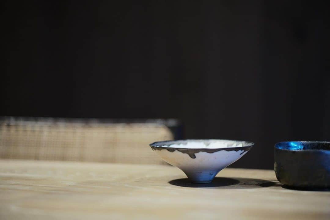 谷尻誠のインスタグラム：「初めての陶芸が完成した。 何事にもイメージするということがどれだけ重要かを改めて感じた。 そして日常から美しいものを見ておくことで、イメージの方向性が出来上がることも。  I completed my first pottery project. I was reminded how important it is to imagine everything. I was also reminded of how important it is to keep an eye on beautiful things in our daily lives, so that we can orient ourselves in the direction of our images. #pottery #ceramics #image #ルーシーマコトw #陶芸」