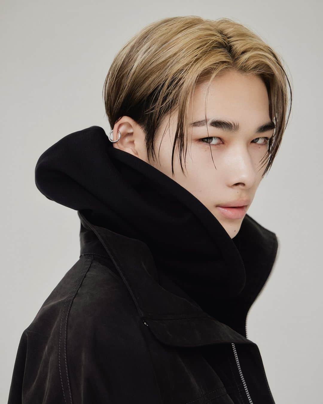 V Magazineのインスタグラム：「#ENHYPEN | While on the road for "FATE," their second back-to-back world tour, #NI_KI of @ENHYPEN reveals to GEN V what his favorite part about touring is so far. "Each place we visit has its unique vibe and culture," He says. "But despite these differences, the shared love for our music and the support we receive motivates us to keep pushing forward."  Head to the link in our bio to read the full story + pre-order your copy of GEN V4 at shop.vmagazine.com. — From @GENVMagazine by @VMagazine Issue 4 (Winter 2023) Photography @robinlirb Fashion @nicolaformichetti V Magazine Founder / Creative Director #StephenGan GEN V Editor-In-Chief @mathiasrosenzweig Makeup #SojeongKwon Hair #ChihyunAhn Editor @thekevinponce Production @trashfengshui Creative manager @jen_hq」