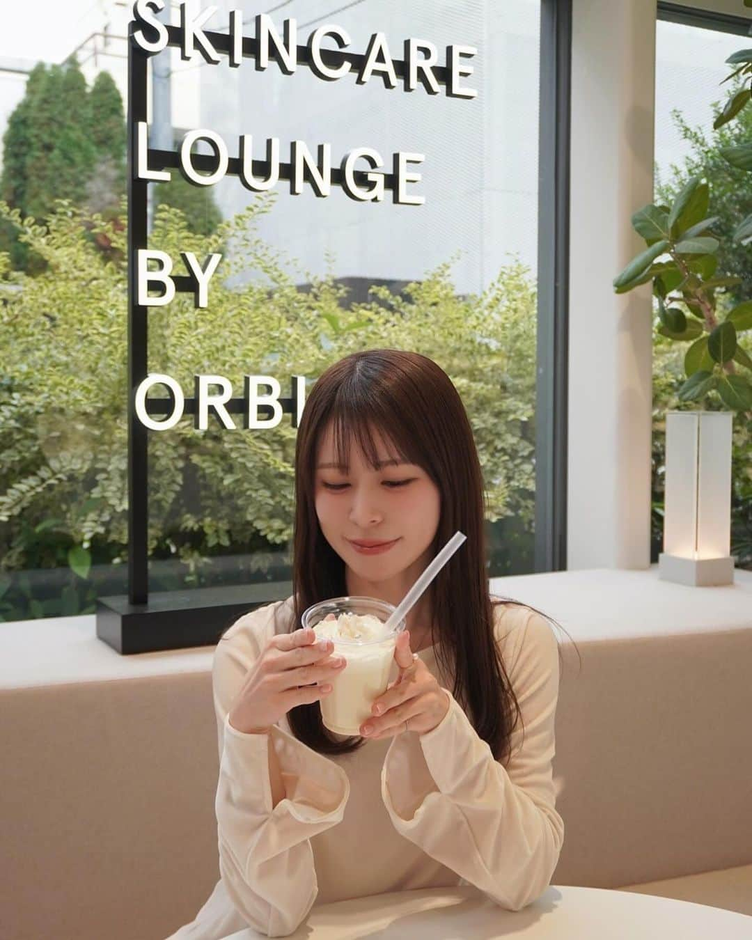 工藤はるかさんのインスタグラム写真 - (工藤はるかInstagram)「@skincare_lounge_by_orbis のクリスマスイベントに行ってきました..🎄🫧🎅🏻  クリスマス限定のボトルデザインや、限定ドリンクも とっても可愛くて..♡  店舗ではセルフプリズムチェッカーの体験や ローションの現品が当たるチャンスも🧖🏻‍♀️  2階にはプリクラのような機械もあって お友達と一緒に行って撮るのも楽しそう🫣🎀（1品購入＆アプリ会員登録で撮影できるよ💡）  楽しいコンテンツが盛りだくさんで、 フォトスポットもたくさんあって1時間みっちり 楽しんでしまった😂🫶🏻  店舗で豪華特典がもらえるスタンプラリーも開催中✍🏻💮  クリスマスイベントは12/25まで🎄✨  #ORBISPRISMXMAS #skincareloungebyorbis #スキンケアラウンジバイオルビス」12月5日 18時00分 - har_326