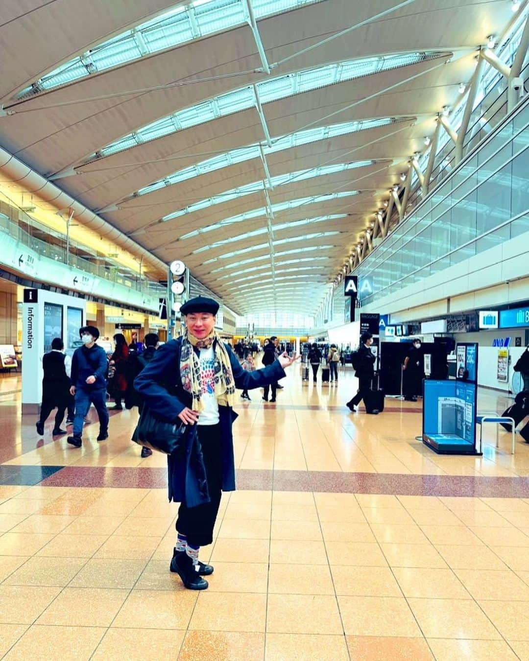 美川憲二のインスタグラム：「羽田空港よ〜✈️💨💨💨😃✌️  2019年のコロナ前、実に4年振りに‼️  今日から  年末年始、怒涛の営業連チャンツアー‼️😙😙😙😙🎵🎵🎵🎵⤴️⤴️⤴️  久しぶり過ぎて、嬉しすぎー😍😭😭  まずは　山口県からスタートです〜😃😀✌️✌️  南は、山口県から北は北海道、登別温泉大晦日カウントダウン♨️🎉🎉🎉に お正月公演にと‼️‼️😙🎵🎵🎵💡💡💡  張り切って、頑張りマッスル😬💪💪  年末年始営業連チャン‼️  年末年始営業連チャン‼️  それそれ〜😃😄⤴️⤴️ #羽田空港 #今から山口県へ  #年末年始営業連チャン #4年振りです😭 #今日からスタート #本業 #生のステージ #頑張ります #それそれー #美川憲一 #美川憲二 #ヒデコフランセスカ #オネェ系 #ものまね」