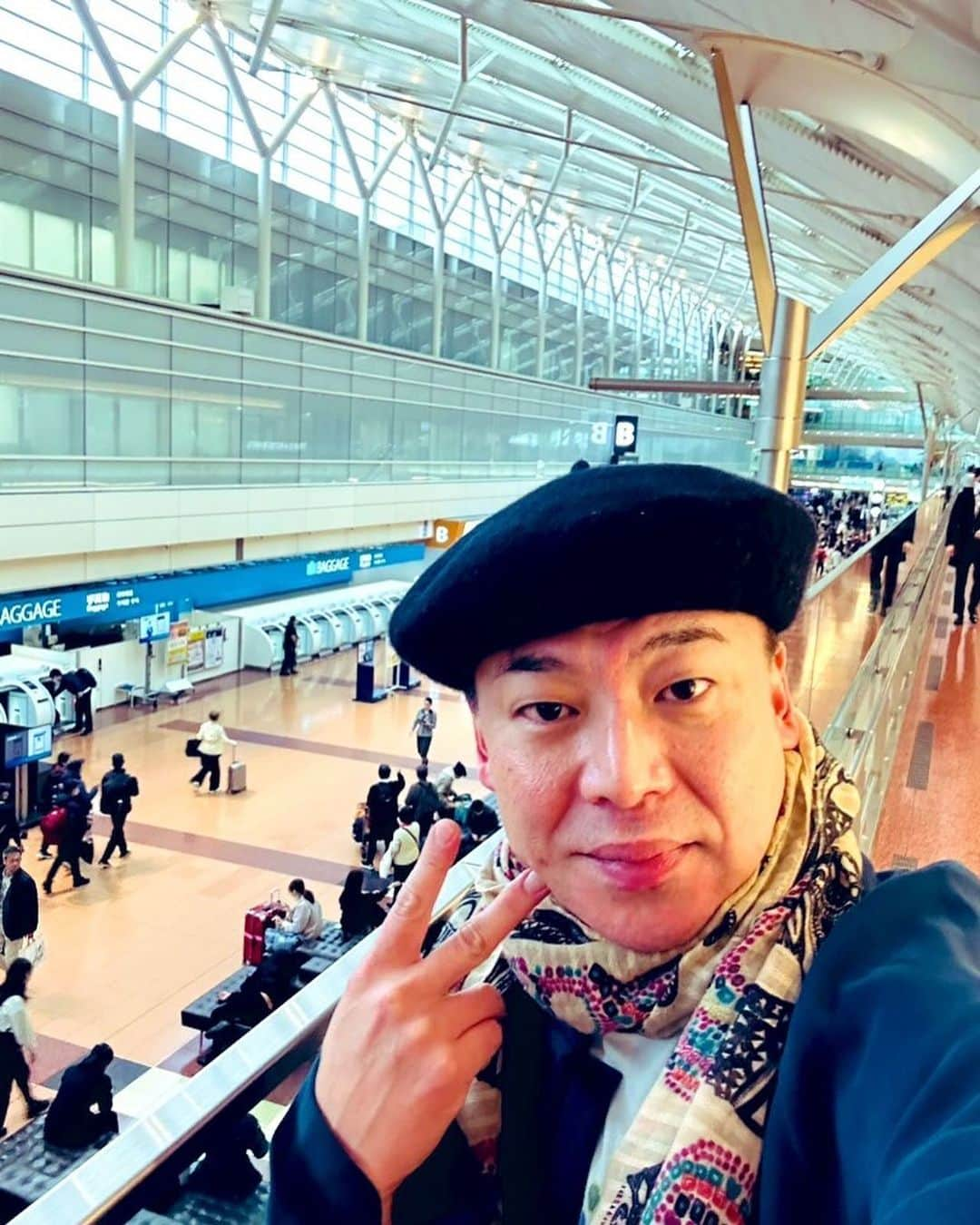 美川憲二さんのインスタグラム写真 - (美川憲二Instagram)「羽田空港よ〜✈️💨💨💨😃✌️  2019年のコロナ前、実に4年振りに‼️  今日から  年末年始、怒涛の営業連チャンツアー‼️😙😙😙😙🎵🎵🎵🎵⤴️⤴️⤴️  久しぶり過ぎて、嬉しすぎー😍😭😭  まずは　山口県からスタートです〜😃😀✌️✌️  南は、山口県から北は北海道、登別温泉大晦日カウントダウン♨️🎉🎉🎉に お正月公演にと‼️‼️😙🎵🎵🎵💡💡💡  張り切って、頑張りマッスル😬💪💪  年末年始営業連チャン‼️  年末年始営業連チャン‼️  それそれ〜😃😄⤴️⤴️ #羽田空港 #今から山口県へ  #年末年始営業連チャン #4年振りです😭 #今日からスタート #本業 #生のステージ #頑張ります #それそれー #美川憲一 #美川憲二 #ヒデコフランセスカ #オネェ系 #ものまね」12月5日 11時12分 - mikawakenji