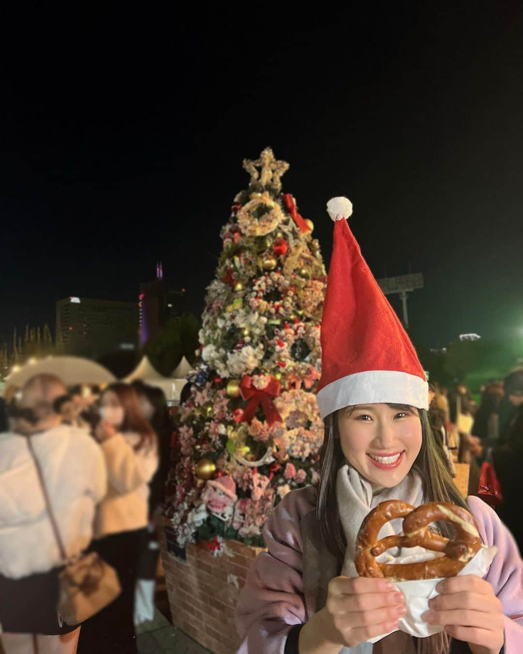 横山天音さんのインスタグラム写真 - (横山天音Instagram)「念願の東京クリスマスマーケット2023in明治神宮外苑行ってきたよ🎄　@tokyochristmas   クリスマスらしいグルメと雑貨のお店がたくさん並んでて、歩いてるだけでも楽しかった☺️🚶‍♀️  写真撮れるとこもたくさんあったし、サンタさんのココアがめちゃくちゃかわちちい🎅❤️‍🔥  ⚠️飲み方むずかったけどwww  ココアはマグカップか紙コップを選べて、マグカップは飲んだ後持ち帰るために洗える水道💧が用意されていて素晴らしかった☺️✨  ホットドリンクとかスープ系も豊富であたためてくれるけど、がち寒かったので行く時は防寒対策しっかりしていくことをおすすめします☃️  12月25日(月)までだって！ 全日 11：00～21：30 （L.O.21:00） ※最終入場受付は20:00 　 明治神宮外苑  聖徳記念絵画館前・総合球技場  クリスマス気分が存分に味わえるよ！ 是非行ってみてね〜！❤️🎄  #東京クリスマスマーケット#クリスマスマーケット #明治神宮外苑 #クリスマス#xmas」12月5日 11時15分 - amagon5546