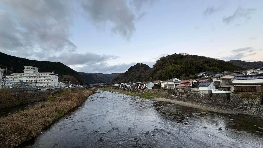 廣岡俊光のインスタグラム：「. ふるさと岡山・勝山 法事で2ヵ月連続の帰省。  弟家族ともひさびさに。 姪っ子とは初めまして。  直行便があるのはありがたい… ⁡ #岡山県 #ふるさと #真庭市 #勝山 #美作国 #中国山地 #旭川 #勝山町並み保存地区 #街並み保存地区 #高瀬舟 #高瀬舟発着場跡 #みんなでつくる中国山地 #地元の風景」