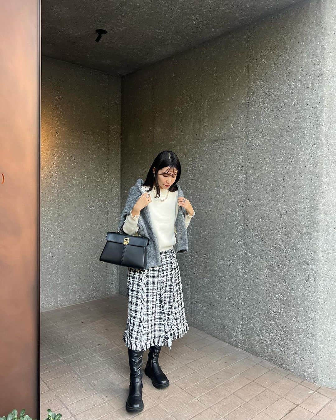 吉田奈央のインスタグラム：「たまに柄スカートとか履きたくなる⛄️  冬だしホワイト取り入れてガーリーに♡ ガーリックやないで🧄笑  これ白のトップスとスカートは @shein_japan   そして息子が大好きな恐竜ニット🦕 これ可愛くて子供も喜んでくれたよ😍  22380031  3425627  21750725  試すたび、好きが見つかる。届くたび、好きが増えてく。  クーポンコード【EBSJP169】 1～5,999円まではセール価格より15%OFF、6,000円以上は20%OFF♡  @sheinofficial  #PR#SHEINGoodFinds #SHEIN冬の感謝祭#SHEINforAll #loveshein#ad#saveinstyle」