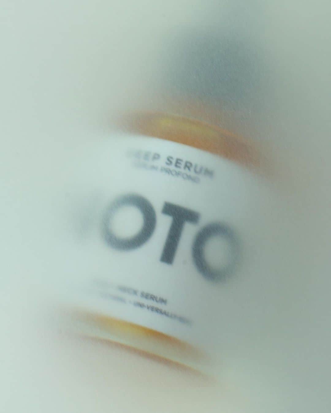 glorianotoのインスタグラム：「Softer. Quieter. Sexier moments with @noto_botanics . Is It weird to get turned on by skincare products ? 😅🙃🫧」