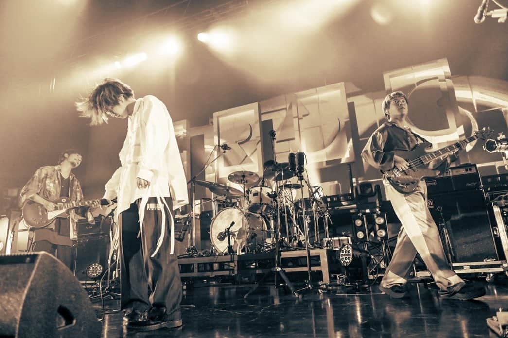 三原康司さんのインスタグラム写真 - (三原康司Instagram)「12/3(日) 福岡 Zepp Fukuoka FREDERHYTHM TOUR 2023-2024 " WELL 噛 ONE “  📷 by @masafuji93   最後だけ飛行機から見えた富士山 📷 by 三原康司」12月5日 11時44分 - miharakoji