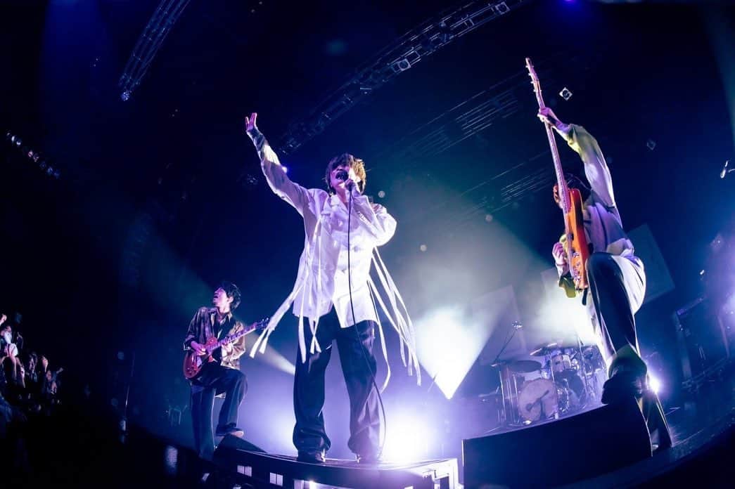 三原康司さんのインスタグラム写真 - (三原康司Instagram)「12/3(日) 福岡 Zepp Fukuoka FREDERHYTHM TOUR 2023-2024 " WELL 噛 ONE “  📷 by @masafuji93   最後だけ飛行機から見えた富士山 📷 by 三原康司」12月5日 11時44分 - miharakoji