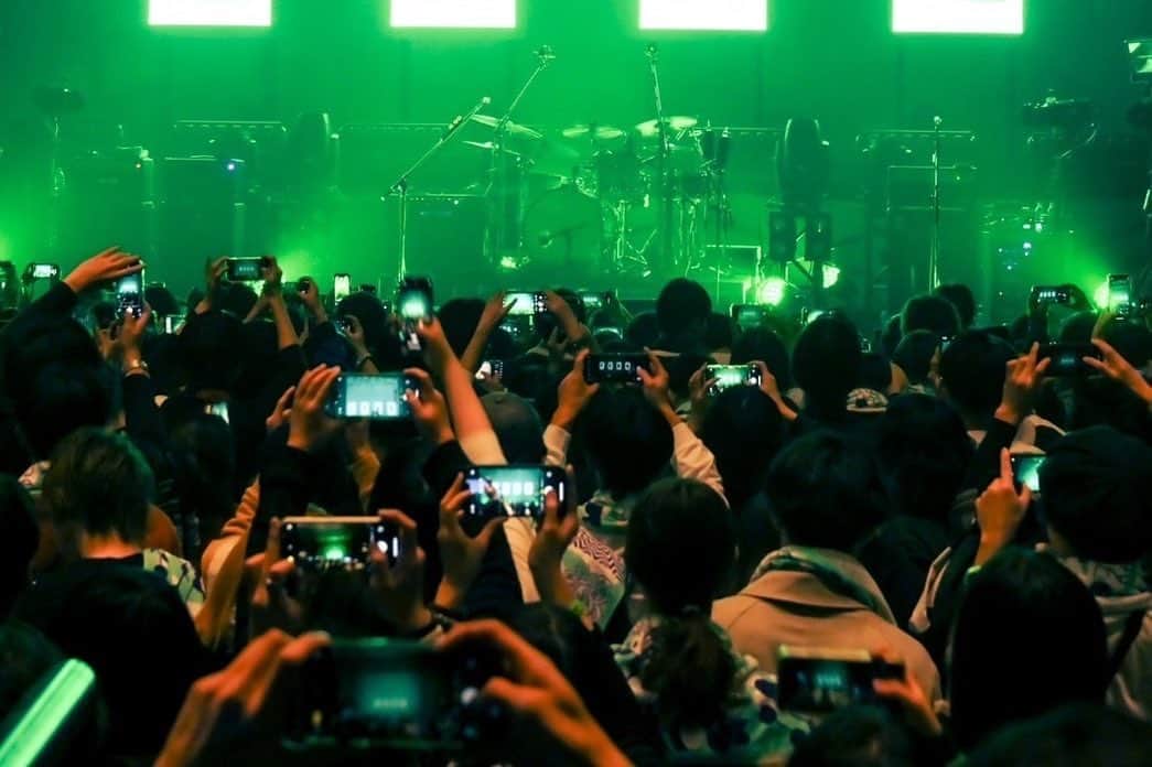 三原康司さんのインスタグラム写真 - (三原康司Instagram)「12/3(日) 福岡 Zepp Fukuoka FREDERHYTHM TOUR 2023-2024 " WELL 噛 ONE “  📷 by @masafuji93   最後だけ飛行機から見えた富士山 📷 by 三原康司」12月5日 11時44分 - miharakoji