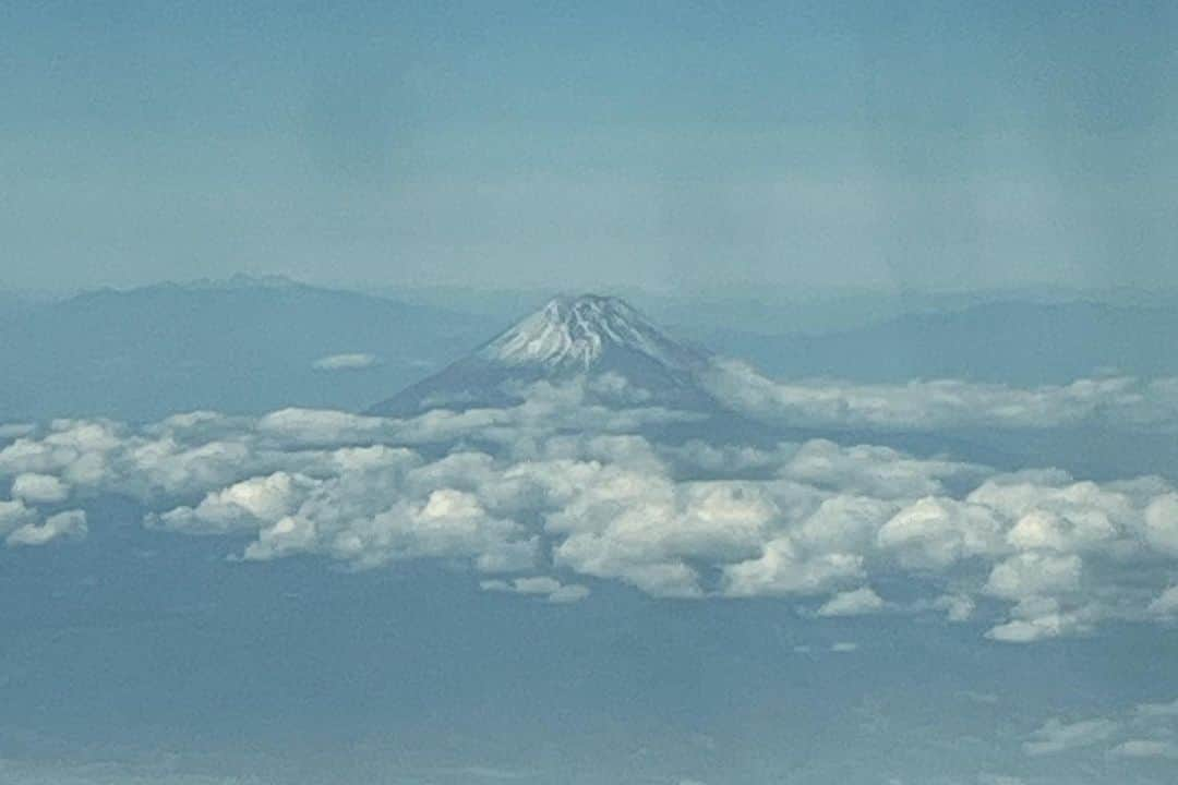 三原康司さんのインスタグラム写真 - (三原康司Instagram)「12/3(日) 福岡 Zepp Fukuoka FREDERHYTHM TOUR 2023-2024 " WELL 噛 ONE “  📷 by @masafuji93   最後だけ飛行機から見えた富士山 📷 by 三原康司」12月5日 11時44分 - miharakoji