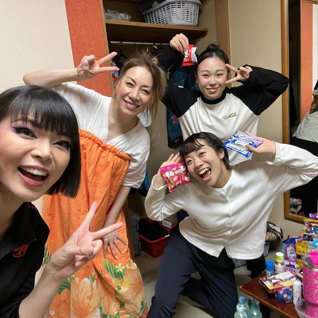 彩羽真矢さんのインスタグラム写真 - (彩羽真矢Instagram)「【ももクロ一座出演者紹介】  伽代子ちゃん！かよちゃん！  稽古場から大変お世話になりました🥹🥲  お菓子くれたり浴衣を貸してくれたり、明治座のわからないことを教えてくれたり、一緒に帰って2人でラーメン食べたり…🍜  舞台上では座長の奥様であり市之丞のお母さん役でしたが、舞台をおりてもそのままみんなをお世話する頼もしいお母さん💪💕 のような方でした‼️  お菓子が大好きで、稽古場も楽屋もお菓子屋さんみたいになっていて、共演者が集まる場所でした😊  楽屋も2人部屋の同室で9日間、本当にお世話になりっぱなし❣️  よく喋りよく食べるパワフルかよちゃん🥰❤️  楽しかったです！本当にありがとうございました🥰  #ももクロ一座」12月5日 11時41分 - chami_444