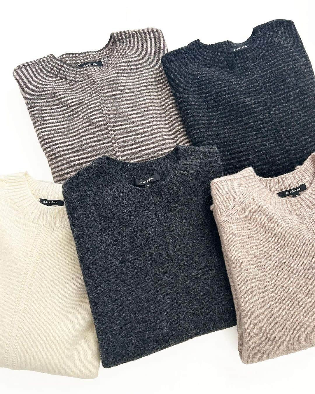 pas de calais -パドカレ-のインスタグラム：「•  pas de calais  着回しがしやすいシンプルなクルーネックニット。  •Pullover Knit (No.2435) Ivory, Charcoal , Beige, blackBD, brownBD 27,500yen (Online Storeは12/13(水)18:00〜発売予定)  @pasdecalais_story   #pasdecalais  #pasdecalais_offical_jp  #パドカレ #capsulecollection  #knit #pullover  #fashion #大人カジュアル」