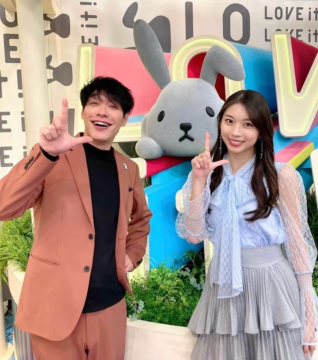 牧野真莉愛さんのインスタグラム写真 - (牧野真莉愛Instagram)「♡ ♡ ✨🐰『ラヴィット！』🐰✨ TBSテレビさん🌈12月5日(火)放送 ありがとうございました💗💗💗 ↑ “TBS FREE”＆“TVer ”では『ラヴィット！』を配信中❣️ くじゃくー🌻🍉 🎀 ❤️川島明さん❤️ 「いつも緊張して、川島さんに写真撮ってくださいって言えなくて･･･」 「いつでもおいで」by川島さん ✨✨✨✨✨✨✨ ✨LOVE❤️AKIRA✨ ✨✨✨✨✨✨✨ 🎀 『ラヴィット！』明日も見てね❣️❣️❣️  ♡ ♡  #TBSテレビ さん✨ #ラヴィット！🐰  #川島明 さん🦒❤️ #モーニング娘23 #牧野真莉愛」12月5日 11時46分 - maria_makino.official