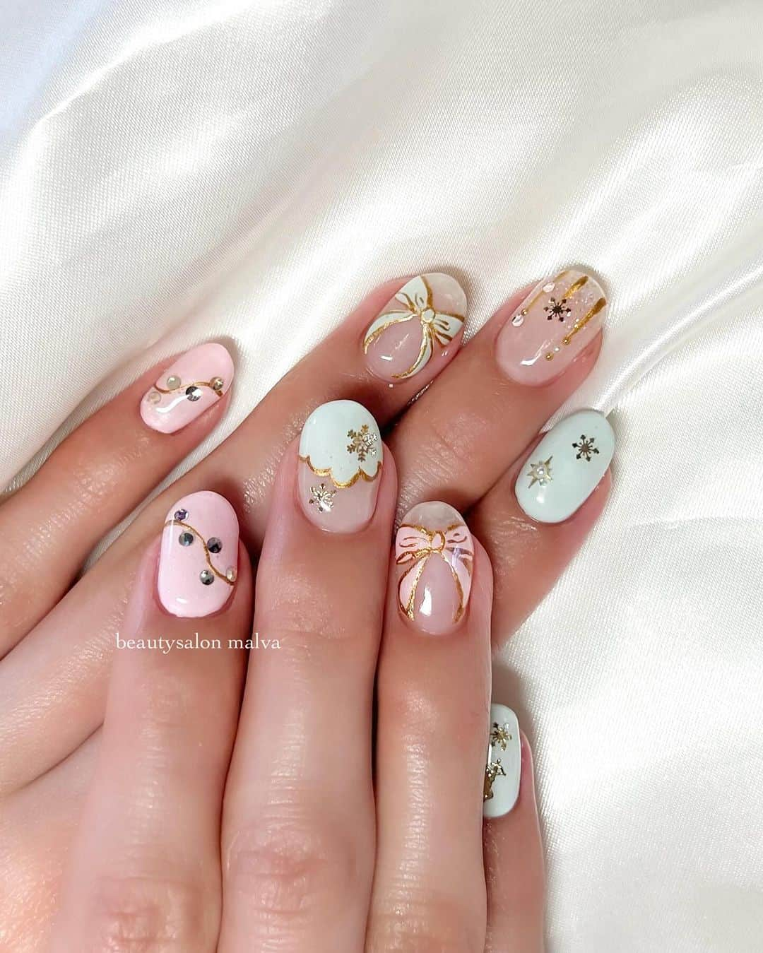 nailsalon malva（ネイルサロンマルヴァ）さんのインスタグラム写真 - (nailsalon malva（ネイルサロンマルヴァ）Instagram)「【リピーター様限定お任せコース】 ⁡ ⁡ お仕事の関係でなるべくフラットがご希望のお客様♡ ⁡ 淡いピンクとグリーンを使って クリスマスっぽくしたいということで、 お客様の好みに合わせて かわいい雰囲気で仕上げました🎀✨ ⁡ ⁡ お客様のライフスタイルに合わせて ネイルを楽しんでいただけるよう ご提案することが出来ますので、 何かあればお気軽にご相談ください🥰 ⁡ ⁡ ⁡ ⁡ ⁡ ⁡ ↪︎ ネイルのケアと保証期間 ⁡ malvaのネイルはドライケア、カットスタイルも込みです。 保証期間は約4週間となります（※ご新規様は3週間となります）。 ⁡ ＿＿＿＿＿＿＿＿＿＿＿＿＿ ⁡ ⁡ 𝐛𝐞𝐚𝐮𝐭𝐲𝐬𝐚𝐥𝐨𝐧 𝐦𝐚𝐥𝐯𝐚⠀ 📍明治神宮前駅｜原宿駅　徒歩𝟑分 ⠀ 💬ご予約やお問い合わせ 𝐋𝐈𝐍𝐄から承っております @ 𝐦𝐚𝐥𝐯𝐚 ⁡ お気軽にご連絡ください♡ ⁡ ⁡ ＿＿＿＿＿＿＿＿＿＿＿＿＿＿ ⁡ ▸ジェルネイル｜スカルプ｜ネイルケア ▸まつげカール｜まつげエクステ｜ワンホンエクステ ▸ハーブよもぎ蒸し ▸ワックス脱毛 ⁡ \ アシスタント募集中💁‍♀️ / ⁡ ▸リモート可オンラインの画像動画制作アシスタント ▸サロンワーク全般アシスタント ⁡ ⁡ #冬ネイル2023 #クリスマスネイル #クリスマスネイルデザイン　#パステルネイル #malva #malvaネイル  #Christmasnails  #原宿ネイル #手描きネイル  #表参道ネイル #東京ネイルサロン　#明治神宮前ネイル #新宿ネイル #千駄ヶ谷ネイル  #harajukunails #tokyonails #tokyonailsalon ⁡」12月5日 11時46分 - malva_nail