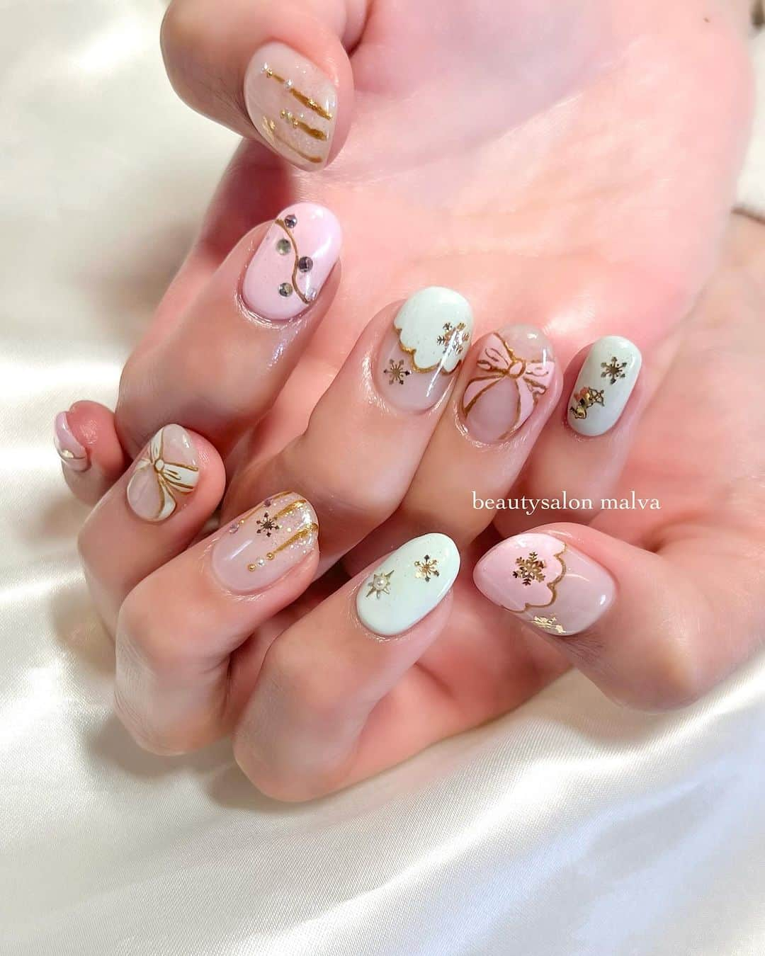 nailsalon malva（ネイルサロンマルヴァ）さんのインスタグラム写真 - (nailsalon malva（ネイルサロンマルヴァ）Instagram)「【リピーター様限定お任せコース】 ⁡ ⁡ お仕事の関係でなるべくフラットがご希望のお客様♡ ⁡ 淡いピンクとグリーンを使って クリスマスっぽくしたいということで、 お客様の好みに合わせて かわいい雰囲気で仕上げました🎀✨ ⁡ ⁡ お客様のライフスタイルに合わせて ネイルを楽しんでいただけるよう ご提案することが出来ますので、 何かあればお気軽にご相談ください🥰 ⁡ ⁡ ⁡ ⁡ ⁡ ⁡ ↪︎ ネイルのケアと保証期間 ⁡ malvaのネイルはドライケア、カットスタイルも込みです。 保証期間は約4週間となります（※ご新規様は3週間となります）。 ⁡ ＿＿＿＿＿＿＿＿＿＿＿＿＿ ⁡ ⁡ 𝐛𝐞𝐚𝐮𝐭𝐲𝐬𝐚𝐥𝐨𝐧 𝐦𝐚𝐥𝐯𝐚⠀ 📍明治神宮前駅｜原宿駅　徒歩𝟑分 ⠀ 💬ご予約やお問い合わせ 𝐋𝐈𝐍𝐄から承っております @ 𝐦𝐚𝐥𝐯𝐚 ⁡ お気軽にご連絡ください♡ ⁡ ⁡ ＿＿＿＿＿＿＿＿＿＿＿＿＿＿ ⁡ ▸ジェルネイル｜スカルプ｜ネイルケア ▸まつげカール｜まつげエクステ｜ワンホンエクステ ▸ハーブよもぎ蒸し ▸ワックス脱毛 ⁡ \ アシスタント募集中💁‍♀️ / ⁡ ▸リモート可オンラインの画像動画制作アシスタント ▸サロンワーク全般アシスタント ⁡ ⁡ #冬ネイル2023 #クリスマスネイル #クリスマスネイルデザイン　#パステルネイル #malva #malvaネイル  #Christmasnails  #原宿ネイル #手描きネイル  #表参道ネイル #東京ネイルサロン　#明治神宮前ネイル #新宿ネイル #千駄ヶ谷ネイル  #harajukunails #tokyonails #tokyonailsalon ⁡」12月5日 11時46分 - malva_nail