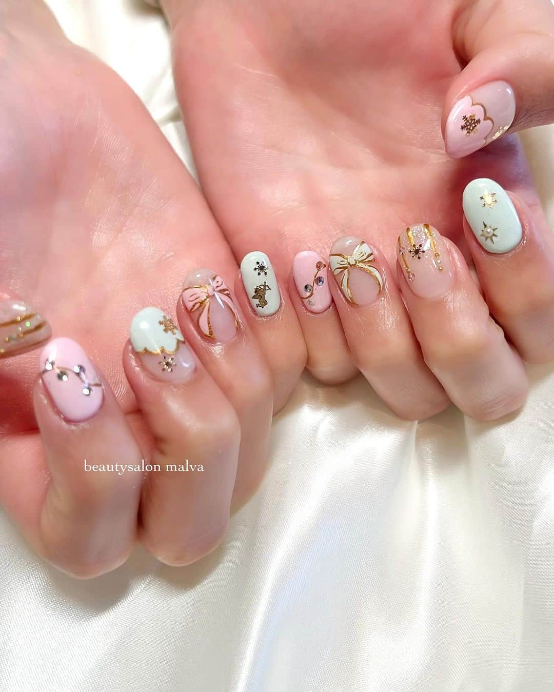 nailsalon malva（ネイルサロンマルヴァ）さんのインスタグラム写真 - (nailsalon malva（ネイルサロンマルヴァ）Instagram)「【リピーター様限定お任せコース】 ⁡ ⁡ お仕事の関係でなるべくフラットがご希望のお客様♡ ⁡ 淡いピンクとグリーンを使って クリスマスっぽくしたいということで、 お客様の好みに合わせて かわいい雰囲気で仕上げました🎀✨ ⁡ ⁡ お客様のライフスタイルに合わせて ネイルを楽しんでいただけるよう ご提案することが出来ますので、 何かあればお気軽にご相談ください🥰 ⁡ ⁡ ⁡ ⁡ ⁡ ⁡ ↪︎ ネイルのケアと保証期間 ⁡ malvaのネイルはドライケア、カットスタイルも込みです。 保証期間は約4週間となります（※ご新規様は3週間となります）。 ⁡ ＿＿＿＿＿＿＿＿＿＿＿＿＿ ⁡ ⁡ 𝐛𝐞𝐚𝐮𝐭𝐲𝐬𝐚𝐥𝐨𝐧 𝐦𝐚𝐥𝐯𝐚⠀ 📍明治神宮前駅｜原宿駅　徒歩𝟑分 ⠀ 💬ご予約やお問い合わせ 𝐋𝐈𝐍𝐄から承っております @ 𝐦𝐚𝐥𝐯𝐚 ⁡ お気軽にご連絡ください♡ ⁡ ⁡ ＿＿＿＿＿＿＿＿＿＿＿＿＿＿ ⁡ ▸ジェルネイル｜スカルプ｜ネイルケア ▸まつげカール｜まつげエクステ｜ワンホンエクステ ▸ハーブよもぎ蒸し ▸ワックス脱毛 ⁡ \ アシスタント募集中💁‍♀️ / ⁡ ▸リモート可オンラインの画像動画制作アシスタント ▸サロンワーク全般アシスタント ⁡ ⁡ #冬ネイル2023 #クリスマスネイル #クリスマスネイルデザイン　#パステルネイル #malva #malvaネイル  #Christmasnails  #原宿ネイル #手描きネイル  #表参道ネイル #東京ネイルサロン　#明治神宮前ネイル #新宿ネイル #千駄ヶ谷ネイル  #harajukunails #tokyonails #tokyonailsalon ⁡」12月5日 11時46分 - malva_nail