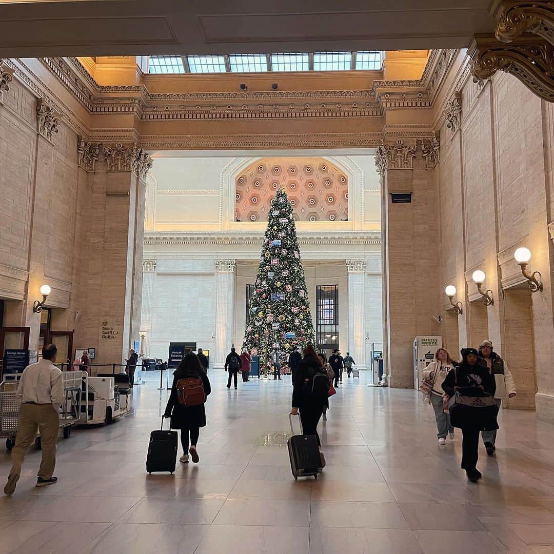 小嶋晶子のインスタグラム：「Photos from my friend in Chicago Union Station. 今朝、友人から届いた写真🎄ミシガン＆シカゴ…冬は外に出られないくらいの雪の日もあったけど…恋しい。Thanks, Steven. #xmas #xmastree #chicagounionstation #michigan #annarbor」
