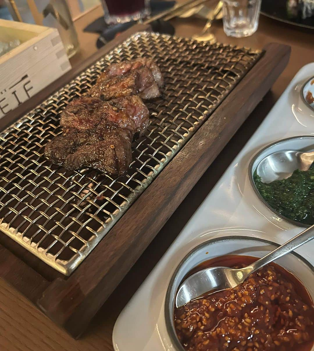 MALIAさんのインスタグラム写真 - (MALIAInstagram)「Hoe Lee Kow restaurant opening party👏🏽✨ ⁡ Dubaiでも有名なlegend chefの Reifさんが 新しく韓国料理のお店をOpenしたので お邪魔しました🇰🇷♥️ ⁡ 韓国料理大好きなわたしはDubaiでこんなに 美味しい韓国料理が食べられるなんて🥹 この国でチャミスルが飲めるなんて🥹 わたしは終始感動でした🥹✨ ⁡ #MaliaDubailife #HoeLeeKow #Koreanrestaurant #🇰🇷 #🫶🏽」12月5日 11時51分 - maliarehman