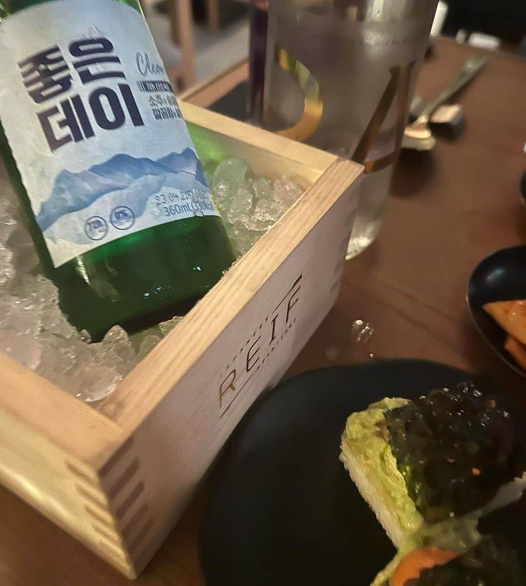 MALIAさんのインスタグラム写真 - (MALIAInstagram)「Hoe Lee Kow restaurant opening party👏🏽✨ ⁡ Dubaiでも有名なlegend chefの Reifさんが 新しく韓国料理のお店をOpenしたので お邪魔しました🇰🇷♥️ ⁡ 韓国料理大好きなわたしはDubaiでこんなに 美味しい韓国料理が食べられるなんて🥹 この国でチャミスルが飲めるなんて🥹 わたしは終始感動でした🥹✨ ⁡ #MaliaDubailife #HoeLeeKow #Koreanrestaurant #🇰🇷 #🫶🏽」12月5日 11時51分 - maliarehman