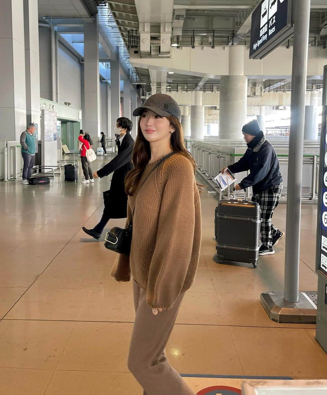 ___mikik___さんのインスタグラム写真 - (___mikik___Instagram)「✈︎...🇰🇷 韓国に来ています 久しぶりに友達との韓国で楽しすぎる♡ 事件ばっかりで泣き笑ってますが、たくさん更新していきます✌🏻 機内コーデはプチプラ楽ちんスタイルで🧶 ⠀ knit、sneaker…#zara pants…#uniqlo  cap…#hermes bag…#delvaux」12月5日 11時51分 - ___mikik___