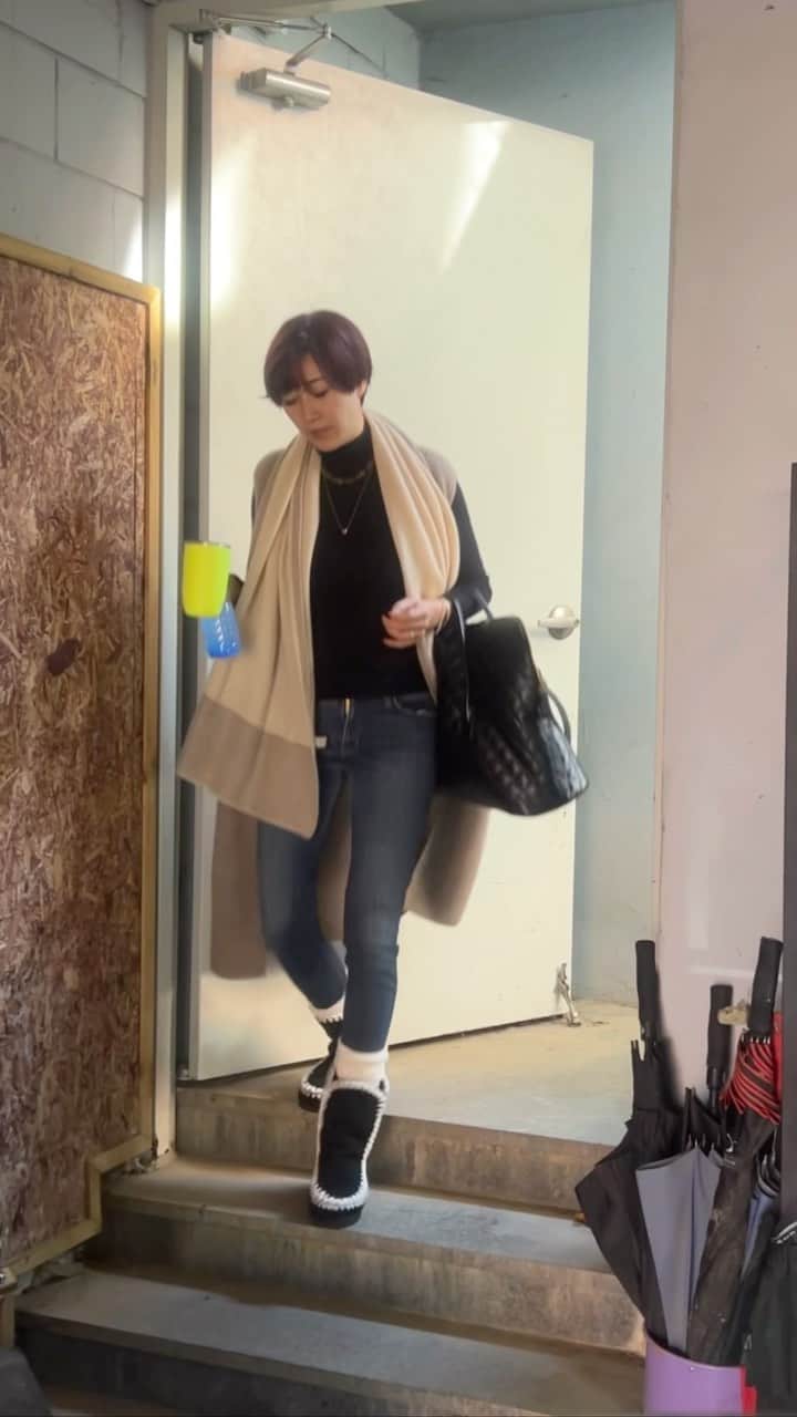 ピョン･ジョンスのインスタグラム：「뭐야!! 나야??  어디 cctv있냐?? 😝  에브리데이 굿데이에용~~~💨💨💨 날씨 미쳤네  서울은 그렇게 안춥네  나 너무 네츄럴이지?  샤워만하고 뛰쳐나옴 💃 네츄럴이 최고여 ! #정수그대로」