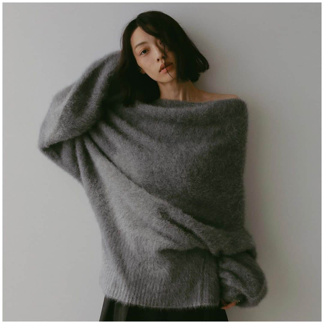 ETRÉ TOKYOのインスタグラム：「. New Arrival 12/7(木)19:00-  #etre2wayルーズネックニットプルオーバー  White / Grey  新作アイテムをオンラインストアにて先行公開中 プロフィールTOP のURLよりご覧ください  #etretokyo #etre #etretokyostore #newarrival #2023etreaw #エトレトウキョウ #エトレ #新作発売 #ボリュームニット #ワントーンコーデ」