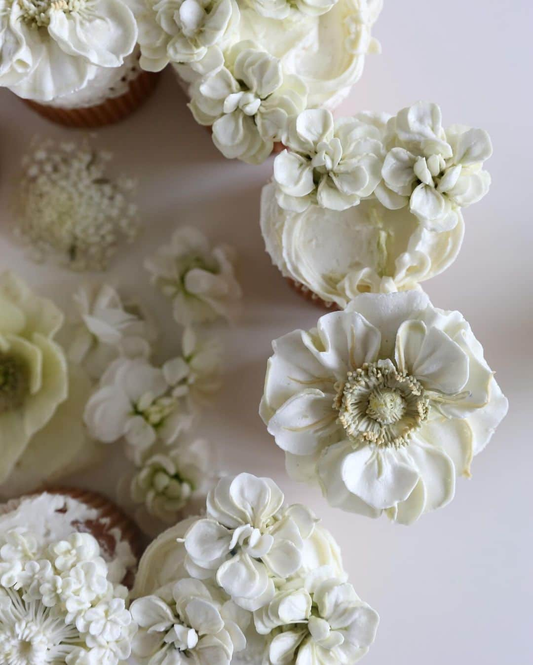 청담 수케이크 (atelier soo)さんのインスタグラム写真 - (청담 수케이크 (atelier soo)Instagram)「ㅡ White wedding cupcakes 🧁  Buttercream  Didiscus anemone stock  오랜만에 지인분주문제작 컵케이크 늘 두근두근  #바닐라카라멜크림 #whiteflowers  #flower」12月5日 11時59分 - soocake_ully