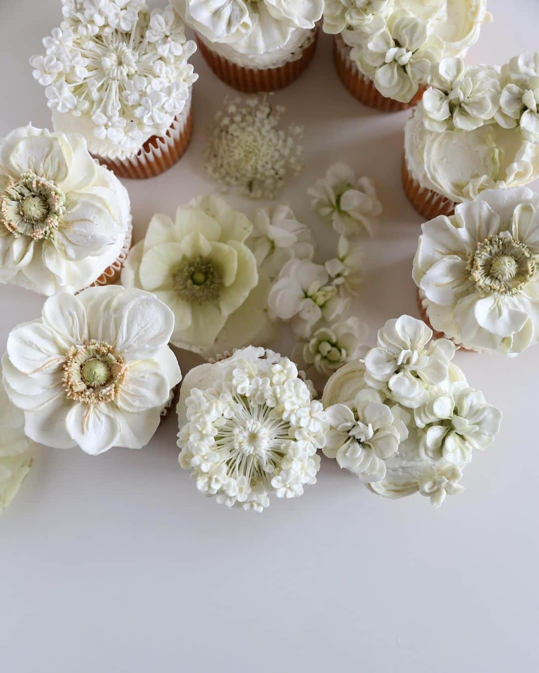 청담 수케이크 (atelier soo)さんのインスタグラム写真 - (청담 수케이크 (atelier soo)Instagram)「ㅡ White wedding cupcakes 🧁  Buttercream  Didiscus anemone stock  오랜만에 지인분주문제작 컵케이크 늘 두근두근  #바닐라카라멜크림 #whiteflowers  #flower」12月5日 11時59分 - soocake_ully