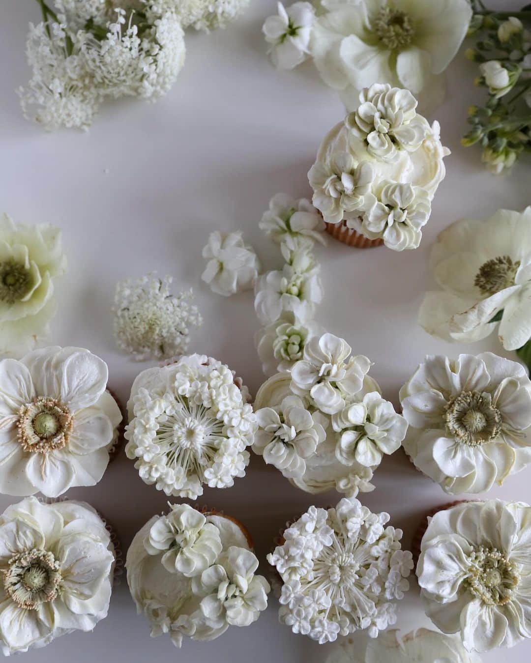 청담 수케이크 (atelier soo)のインスタグラム：「ㅡ White wedding cupcakes 🧁  Buttercream  Didiscus anemone stock  오랜만에 지인분주문제작 컵케이크 늘 두근두근  #바닐라카라멜크림 #whiteflowers  #flower」