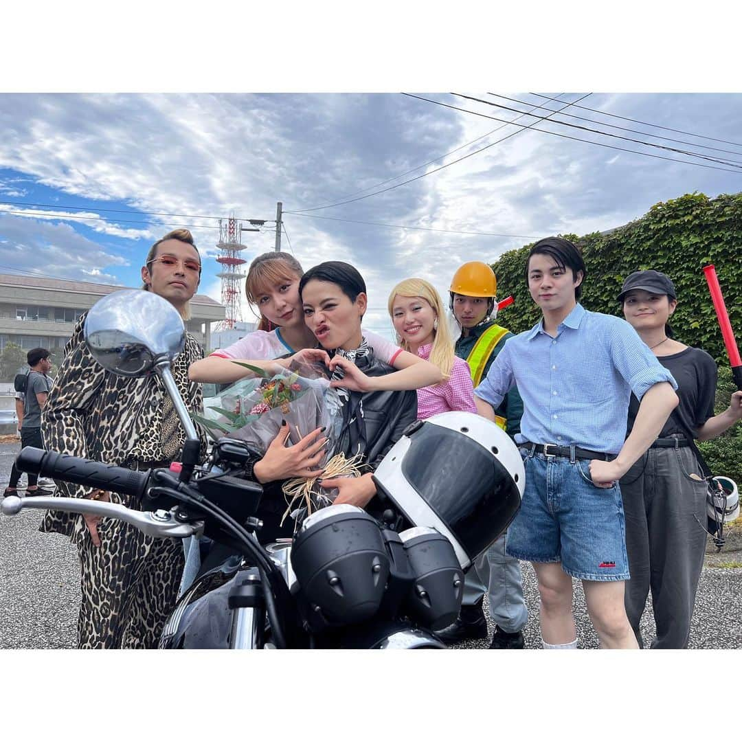 パリピ孔明さんのインスタグラム写真 - (パリピ孔明Instagram)「🤟#パリピ孔明 クランクアップ🤟  ミア西表役 #菅原小春 さん💐  1話では英子の強敵だと思っていたのに 今では大切な友達に😭✨ 7話でミアさんが歌ったDREAMERも印象的でした… いつも現場を明るくしてくれた お茶目な菅原さんでした☀ （演出・渋江さんとの2ショットも！）  最終話見逃し配信は明日22時54分まで！」12月5日 12時00分 - paripikoumei_cx