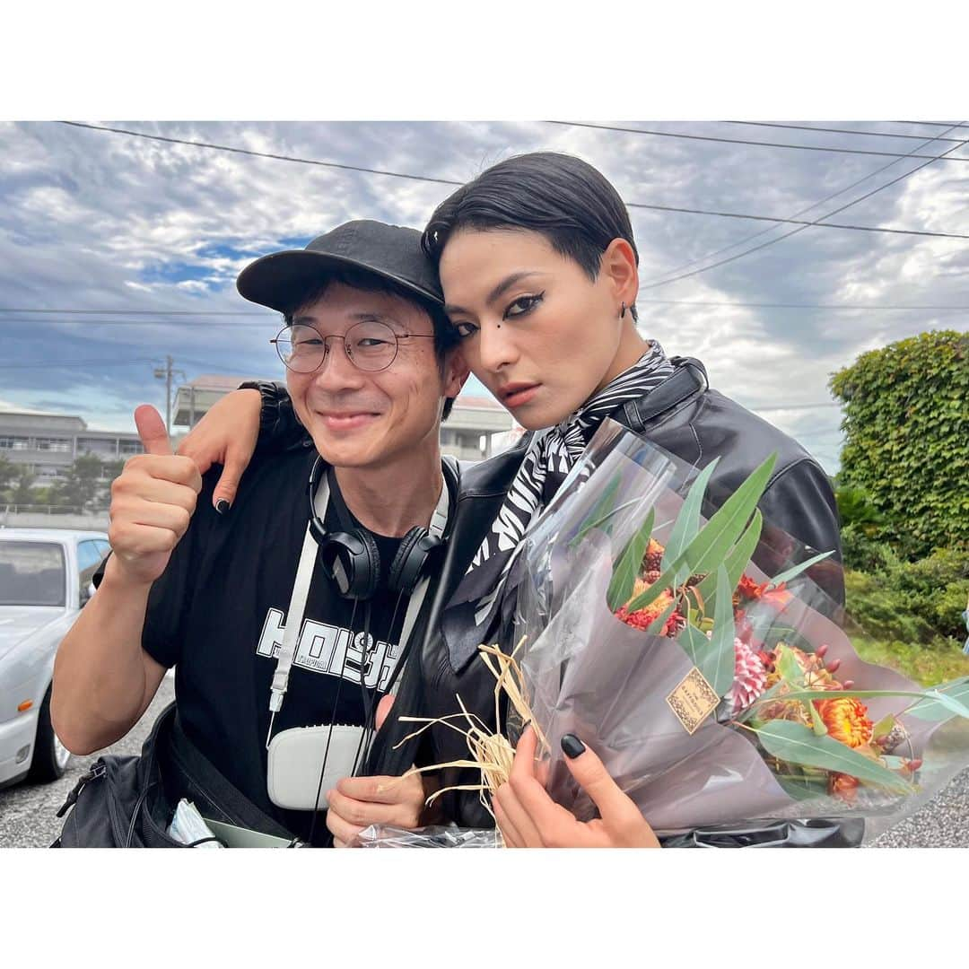 パリピ孔明さんのインスタグラム写真 - (パリピ孔明Instagram)「🤟#パリピ孔明 クランクアップ🤟  ミア西表役 #菅原小春 さん💐  1話では英子の強敵だと思っていたのに 今では大切な友達に😭✨ 7話でミアさんが歌ったDREAMERも印象的でした… いつも現場を明るくしてくれた お茶目な菅原さんでした☀ （演出・渋江さんとの2ショットも！）  最終話見逃し配信は明日22時54分まで！」12月5日 12時00分 - paripikoumei_cx