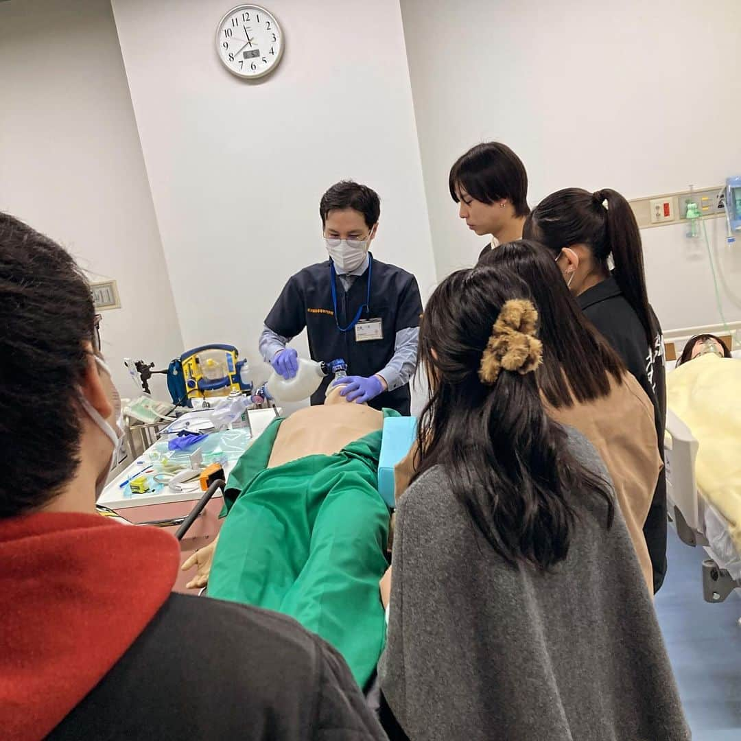 東京医薬専門学校さんのインスタグラム写真 - (東京医薬専門学校Instagram)「看護学科1年生が病態学Iの麻酔学の授業で、麻酔機や挿管の技術やシリンジポンプなどについて学びました！  臨床工学技師科より機械類を借り、救急救命士科の教員から挿管について説明を受けるなど東京医薬看護専門学校ならではの学びとなりました。  みんな、良い笑顔で学んでおります！  #東京医薬看護専門学校#看護学科#看護師#東京医薬#専門学校#看護学生」12月5日 12時03分 - tokyo_iyaku