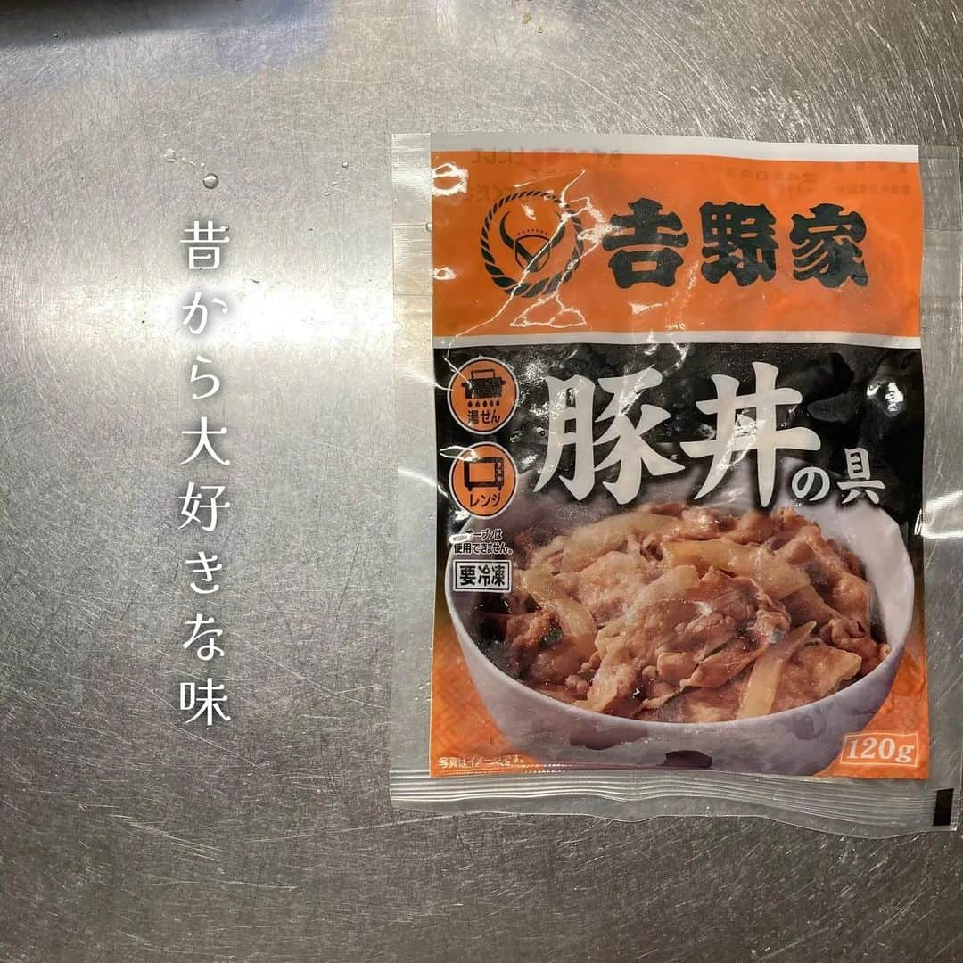 吉野家さんのインスタグラム写真 - (吉野家Instagram)「スキレットで熱々🔥《豚キムチ丼/ネギ大盛り玉乗せ》  📣 @komainu758 さんの投稿をご紹介！！ ぜひ参考にしてくださいね💗  《　menu 》🍽 　・豚キムチ丼（ネギ大盛り玉乗せ）  《　材料　》🐖🍚🌱🍳 　・ご飯 　・豚丼の具 　・キムチ 　・ネギ 　・卵  《　作り方　》🔥🍳 　①豚丼の具をレンチン３分 　②スキレットに薄く胡麻油を塗る 　③熱々ご飯を乗せる 　④具材を乗せる 　⑤火にかける🔥 ✨完成✨  冷凍吉野家の具（豚丼）を使って旨旨ご飯🍚✨ スキレットで作ると『オコゲ』が作れるので好きです♡  豚キムチ丼美味しいんですよねー  ⁡～～～～～～～～～～～～～～～～～  #おうち吉野家 は 忙しいママとパパの味方！  皆さんの#おうち吉野家 を使った レシピをご紹介中🍀 吉野家冷凍食品で カンタンおいしいごはんを楽しもう♪ 定期便注文する人が急増中！の おうち吉野家を ぜひ公式サイトよりお買い求めください☺  公式サイトはプロフィールURLから🔽 @yoshinoya_co_jp  ⁡～～～～～～～～～～～～～～～～～  #おうち吉野家 #yoshinoya  #吉野家冷凍豚丼の具 #豚丼 #時短レシピ #お手軽レシピ #スキレット #豚キムチ #お助けレシピ#アレンジレシピ  #時短ご飯 #肉うまレシピ  #今日のごはん  #美味しいもの好きな人と繋がりたい #料理好きな人と繋がりたい #肉うまレシピ #お店の味 #簡単レシピ大好き #今日のメニュー  #美味しいものが好きな人と繋がりたい」12月5日 12時04分 - yoshinoya_co_jp